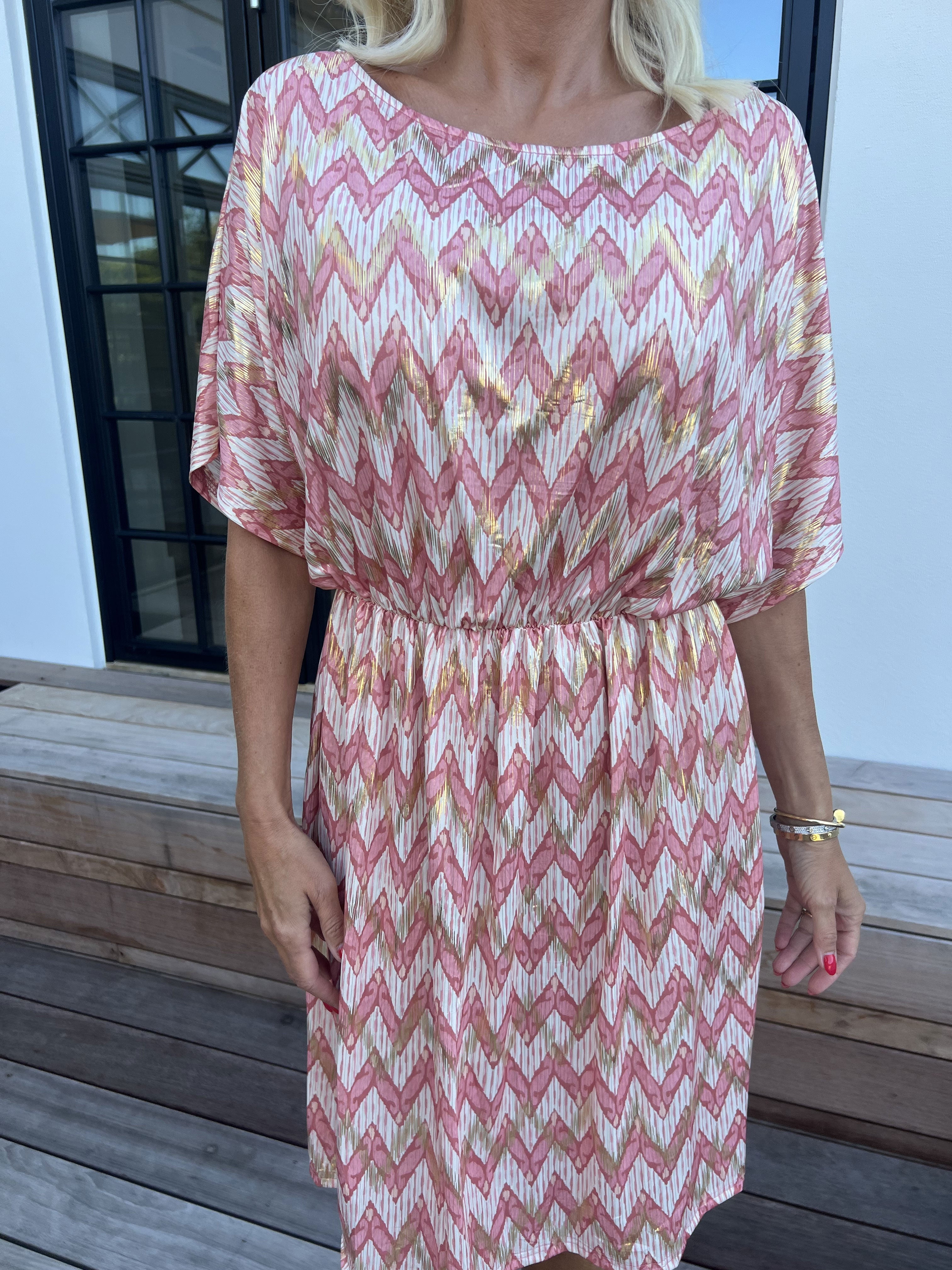 Venus Zigzag - Elastisk mönstrad klänning med gulddetaljer