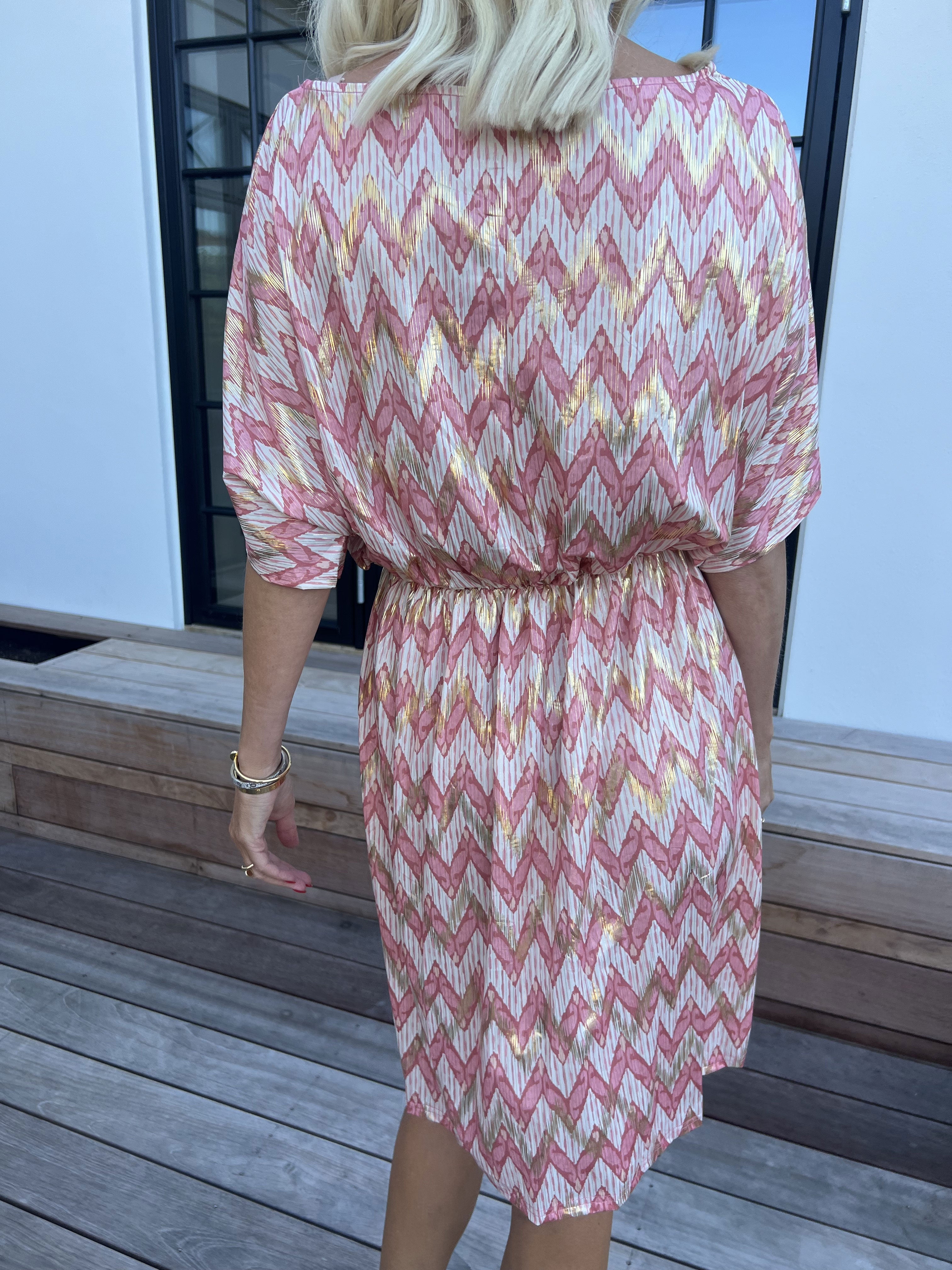 Venus Zigzag - Elastisk mönstrad klänning med gulddetaljer