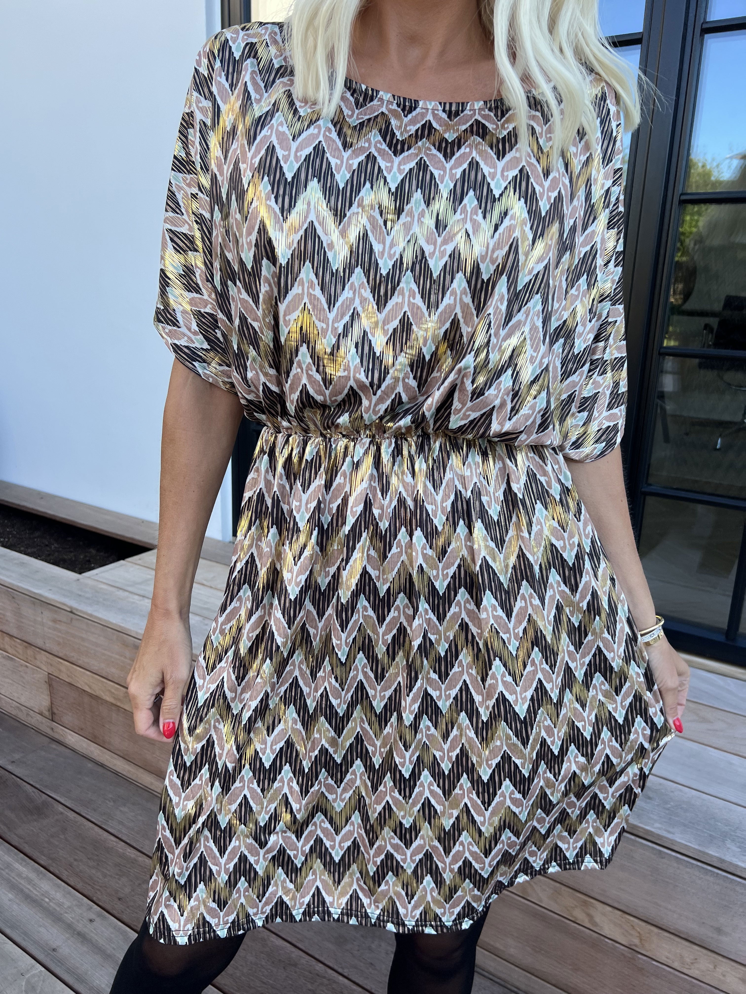 Venus Zigzag - Elastisk mönstrad klänning med gulddetaljer