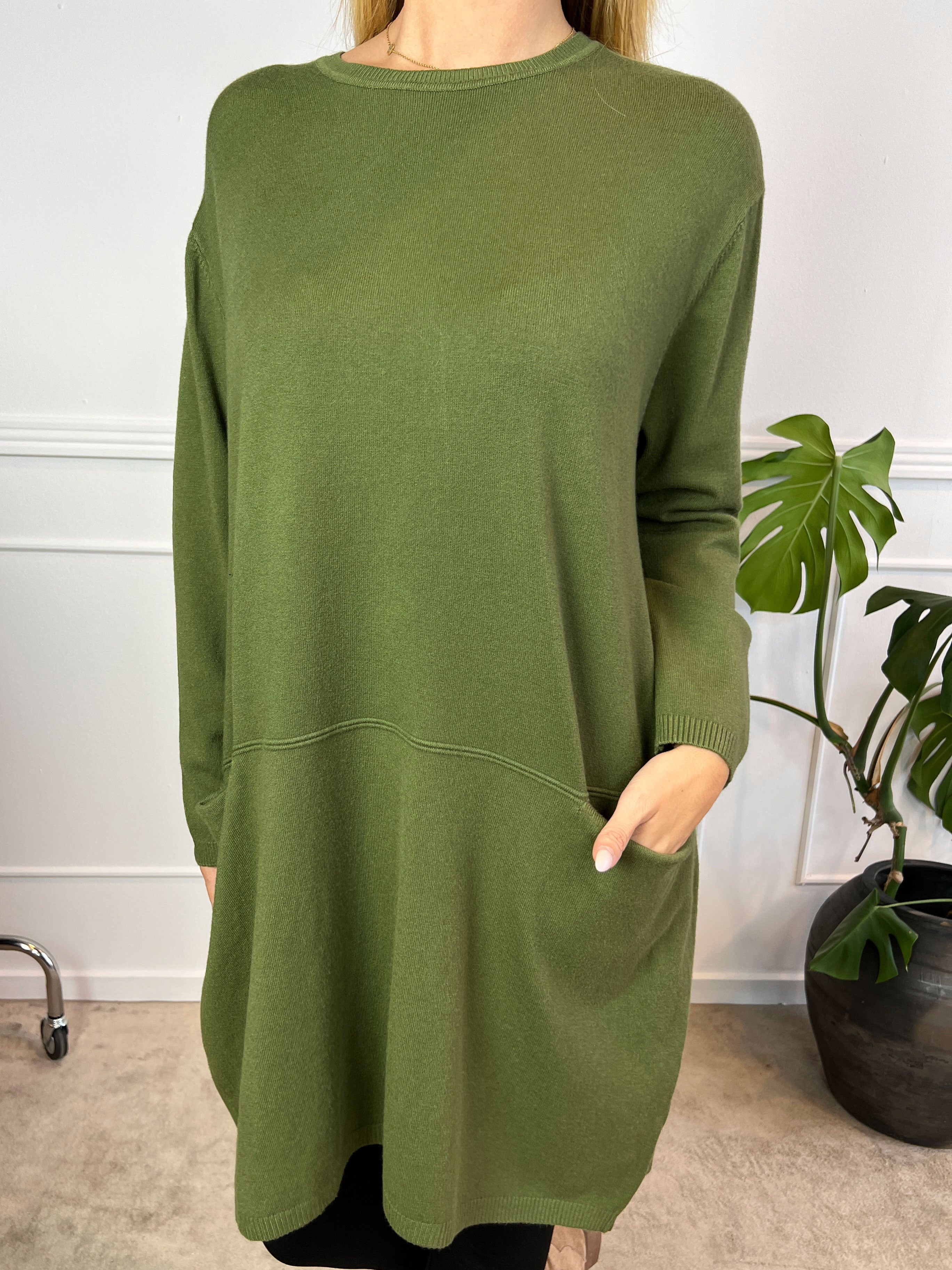 Vera - Enfärgad klänning med fickor