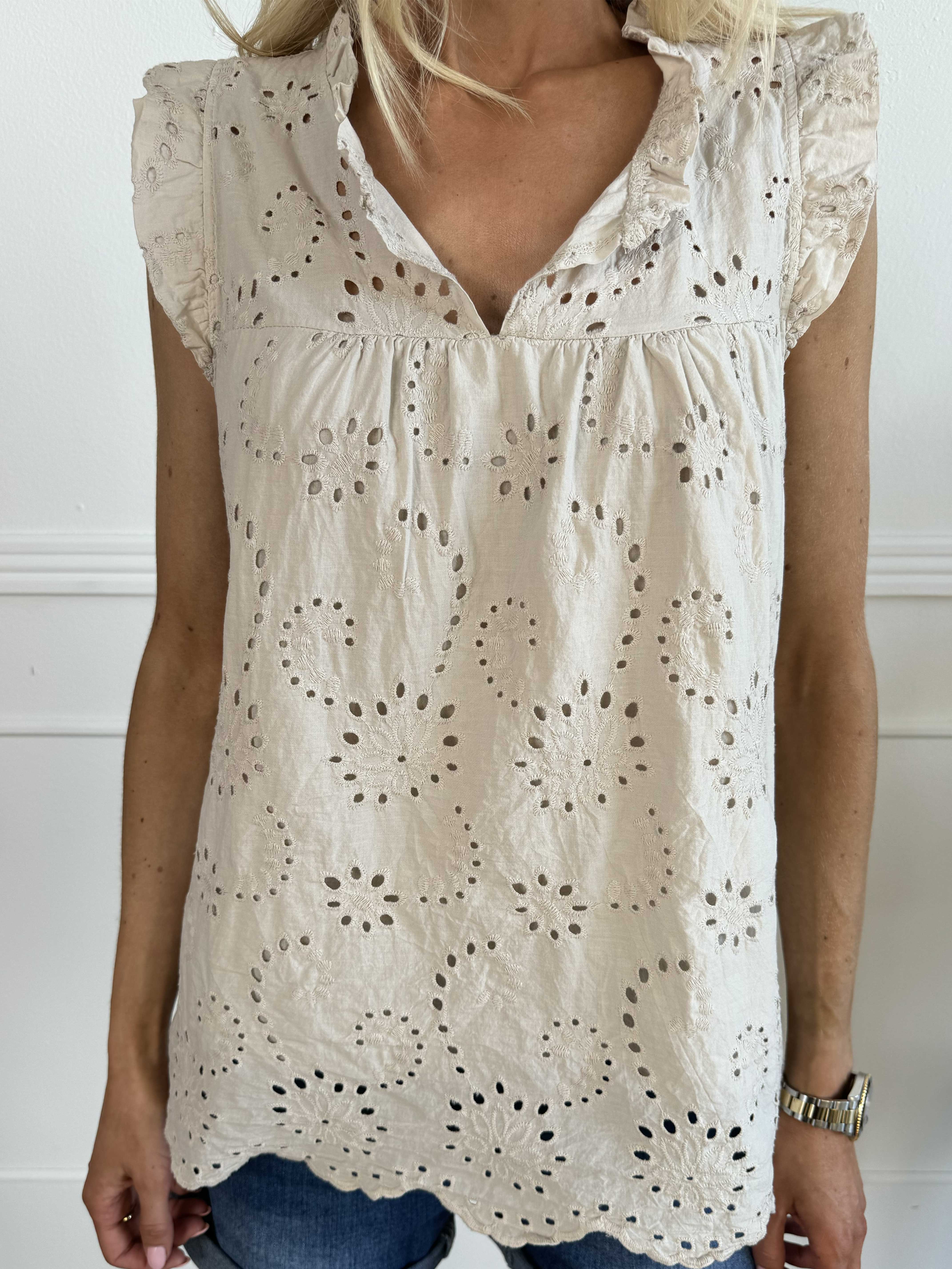 Veria - Feminin tunika med volanger och broderie anglaise