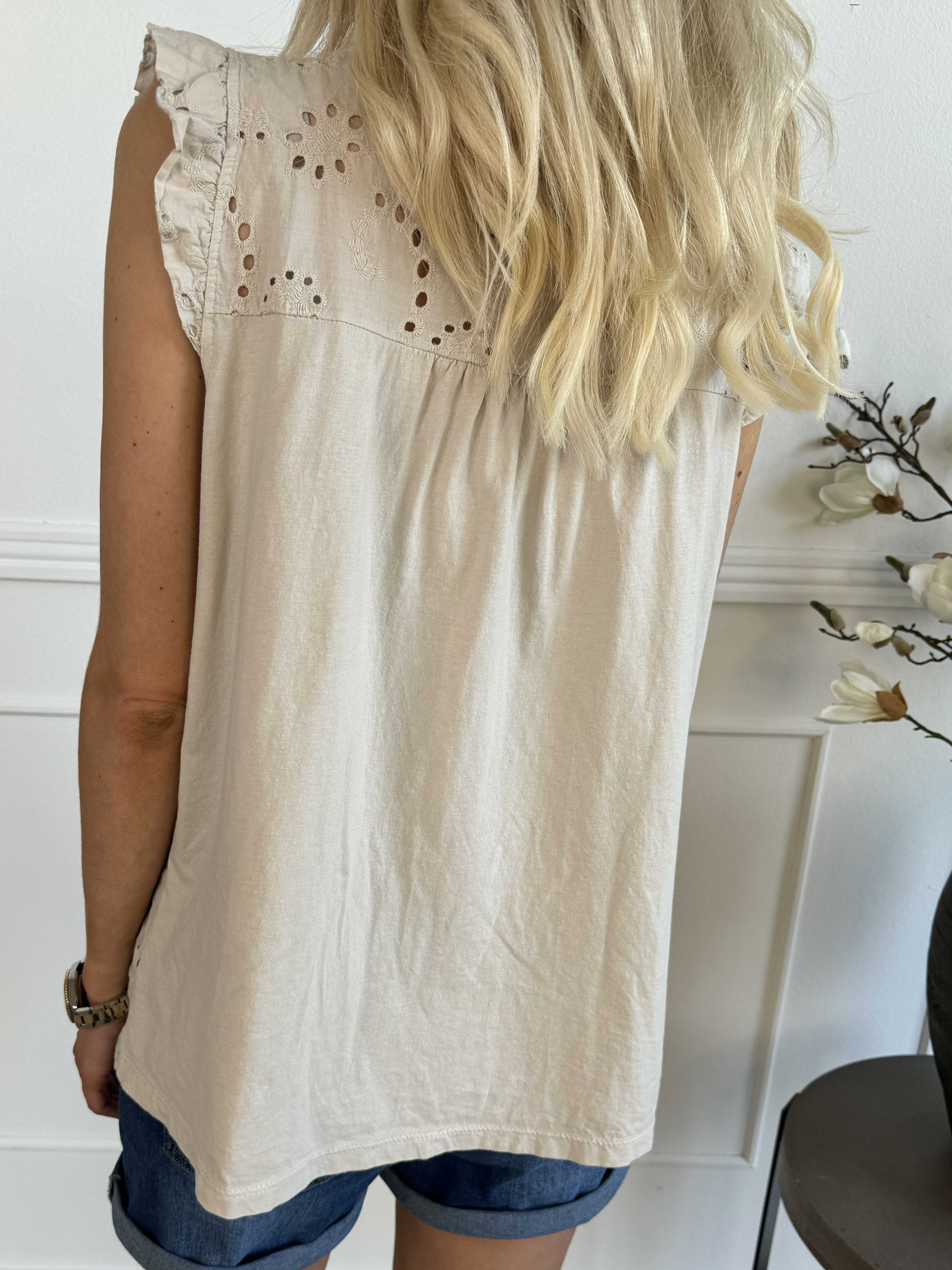 Veria - Feminin tunika med volanger och broderie anglaise