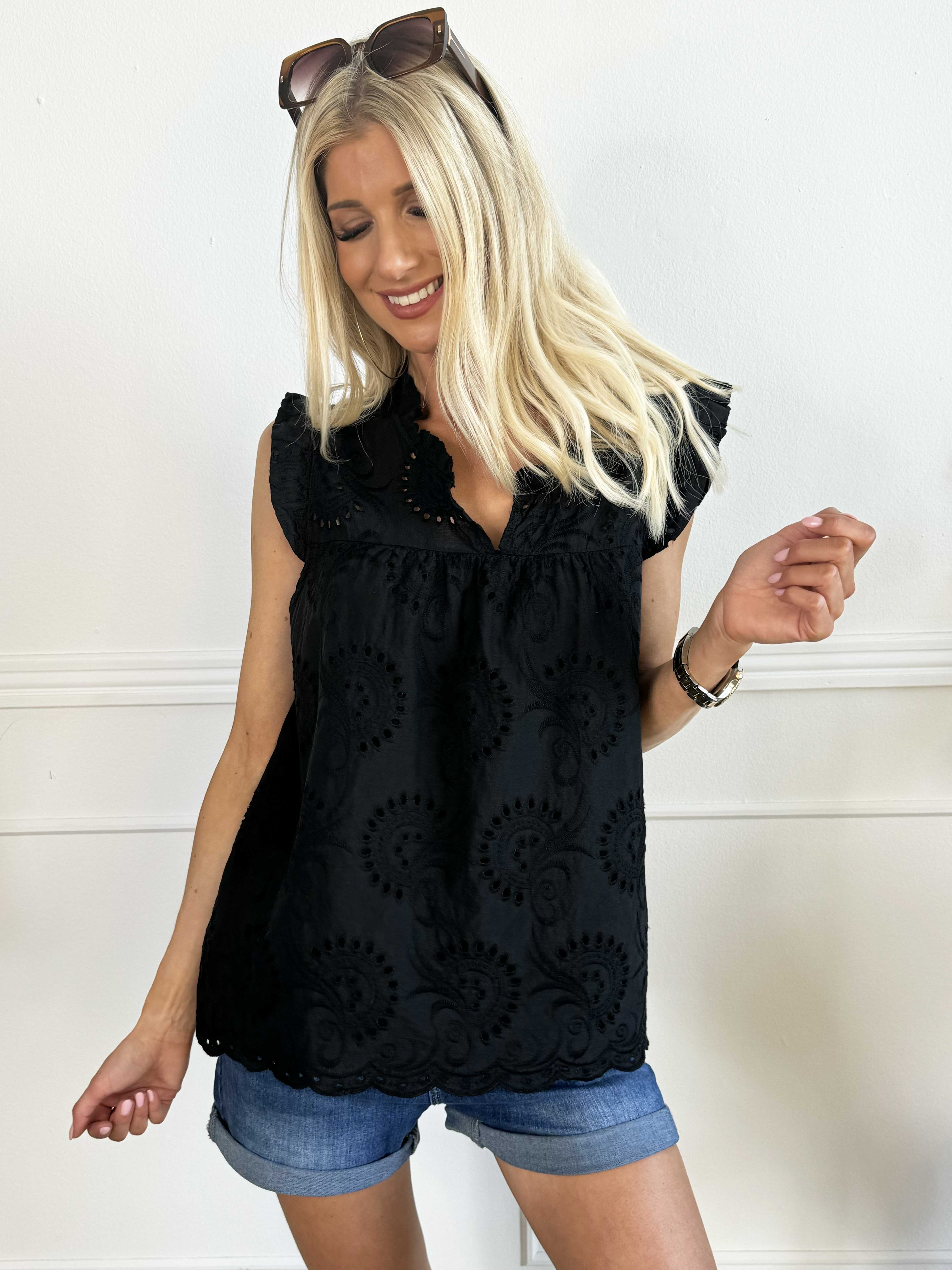 Veria - Feminin tunika med volanger och broderie anglaise