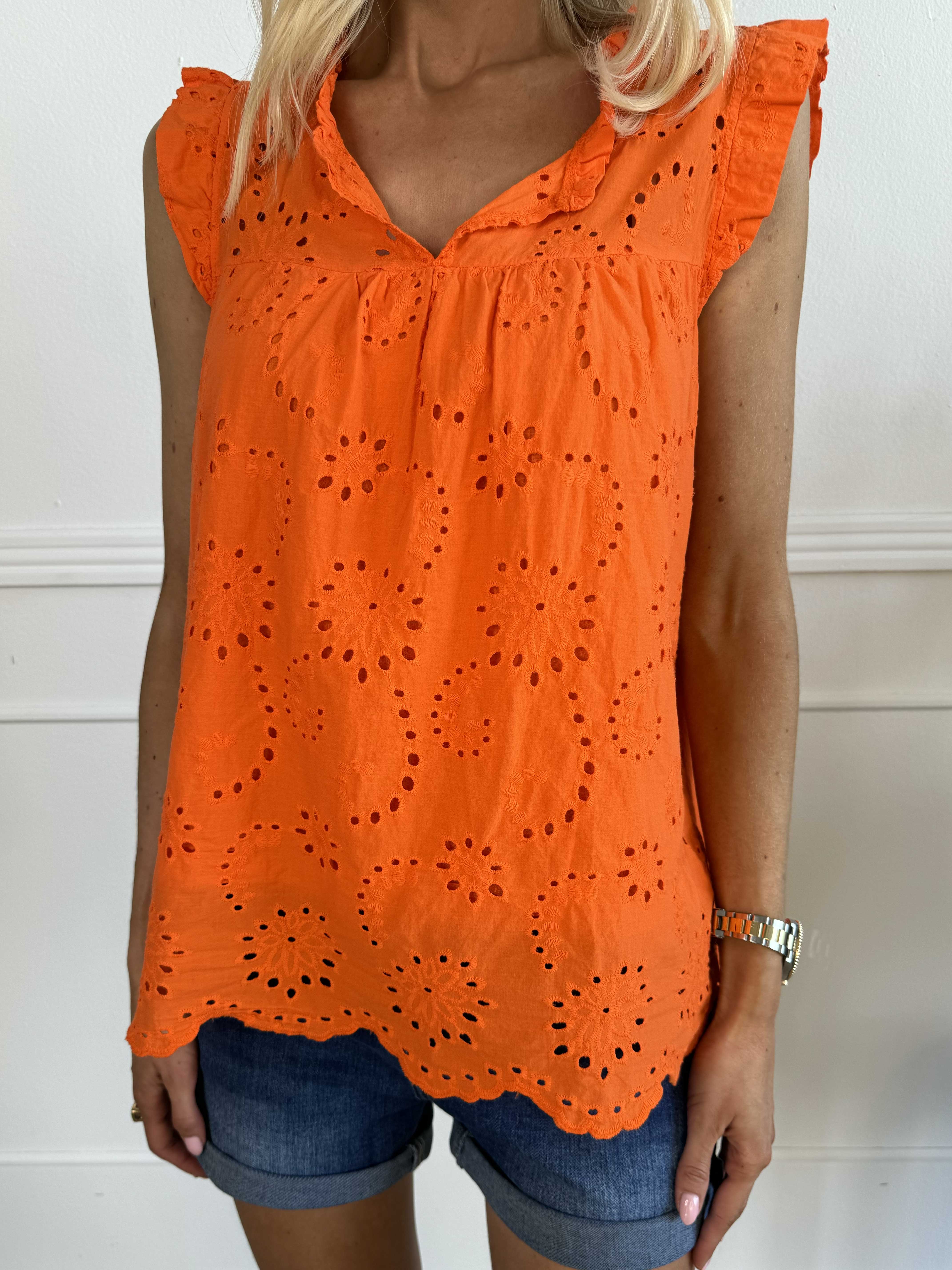 Veria - Feminin tunika med volanger och broderie anglaise