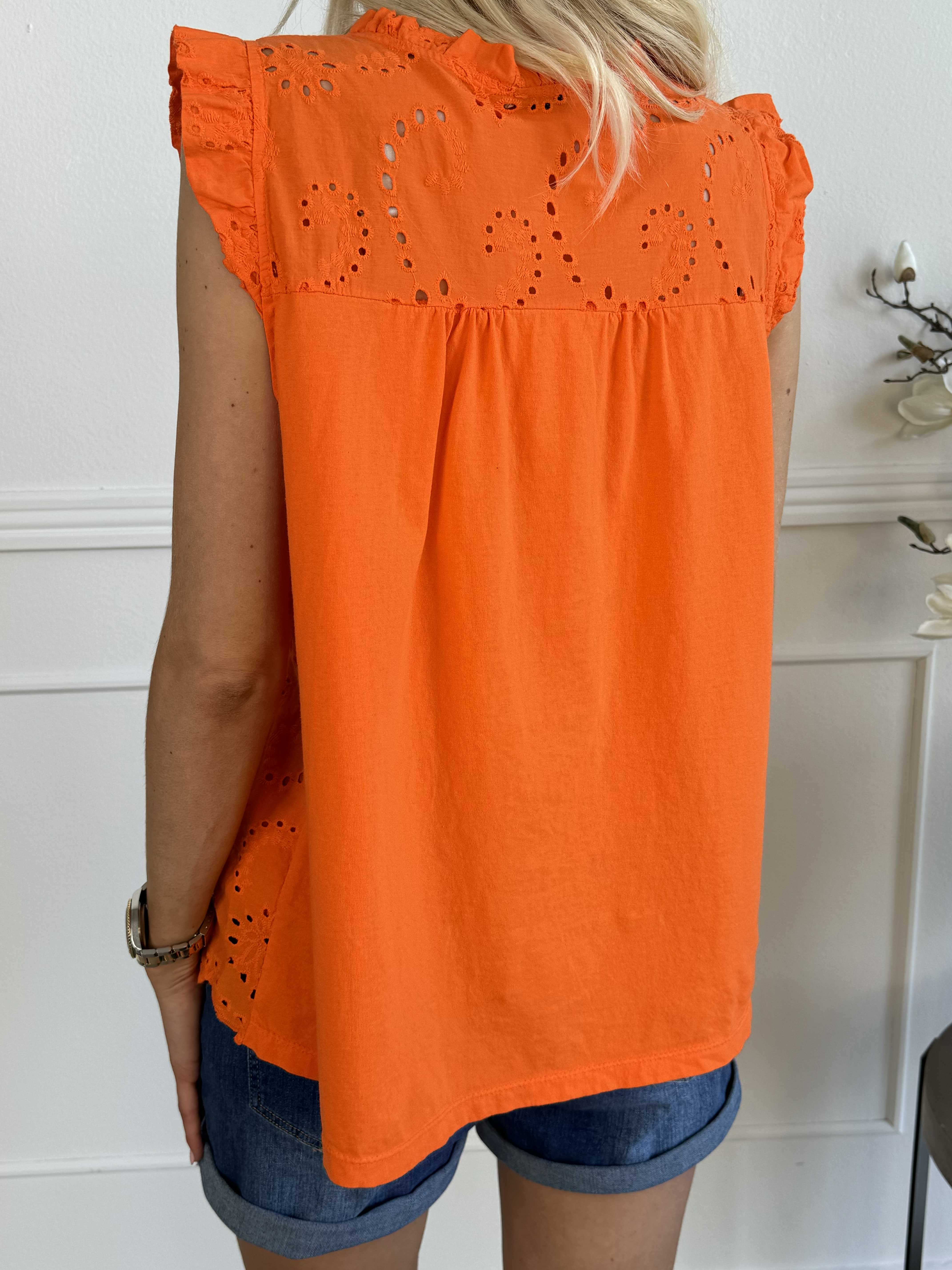 Veria - Feminin tunika med volanger och broderie anglaise