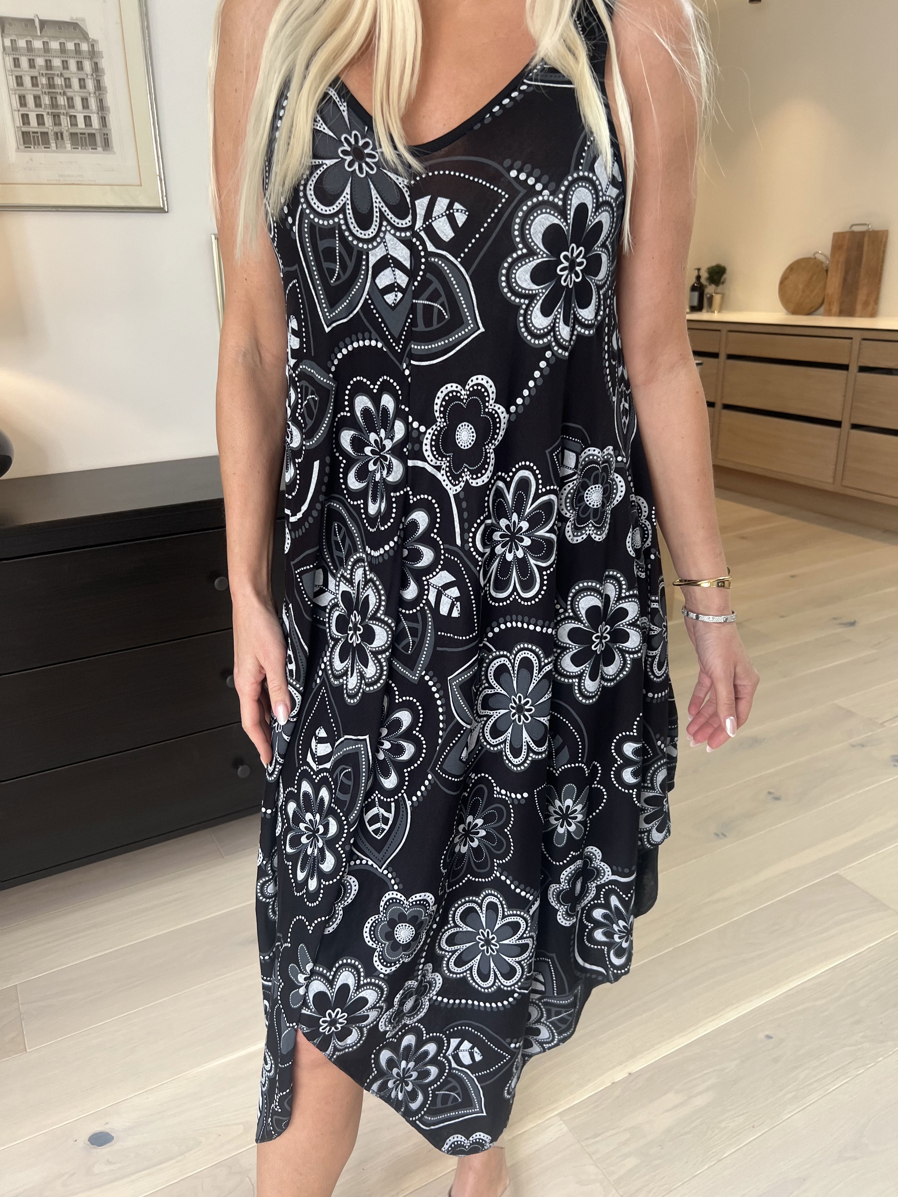 Veronica Flower - Sommarklänning med blommigt tryck och breda axelband