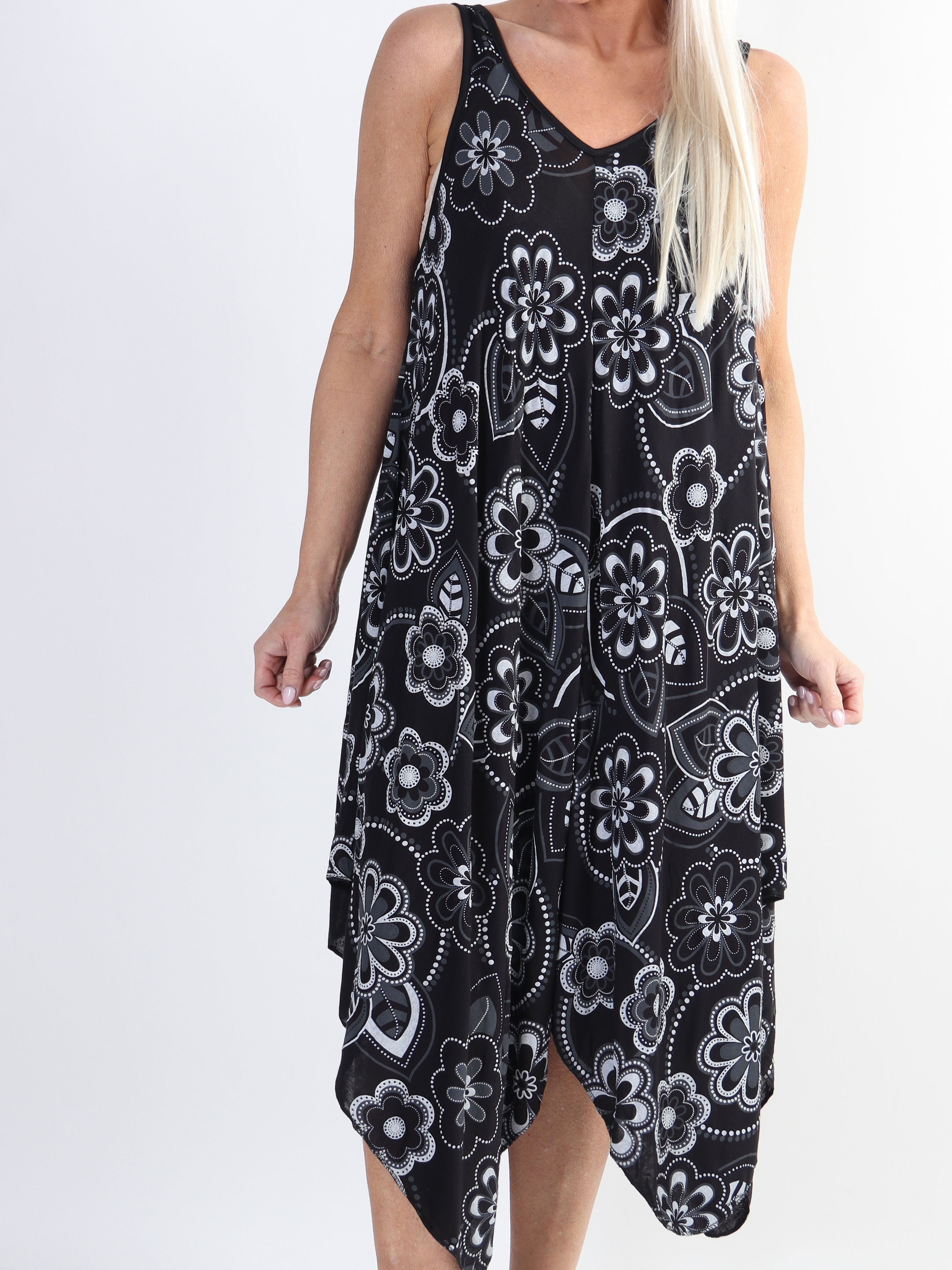 Veronica Flower - Blommig klänning med breda axelband i plusstorlek