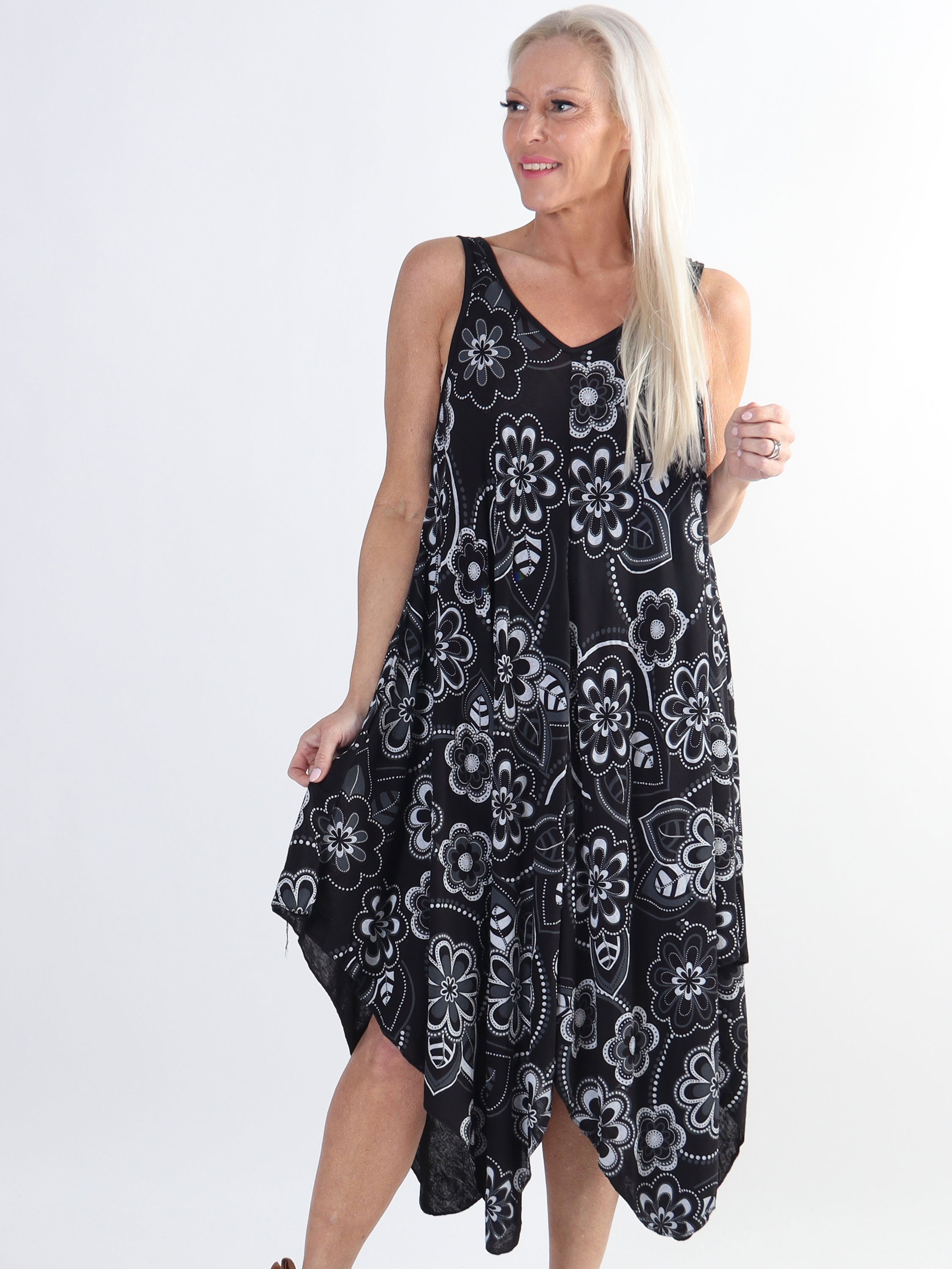 Veronica Flower - Blommig klänning med breda axelband i plusstorlek