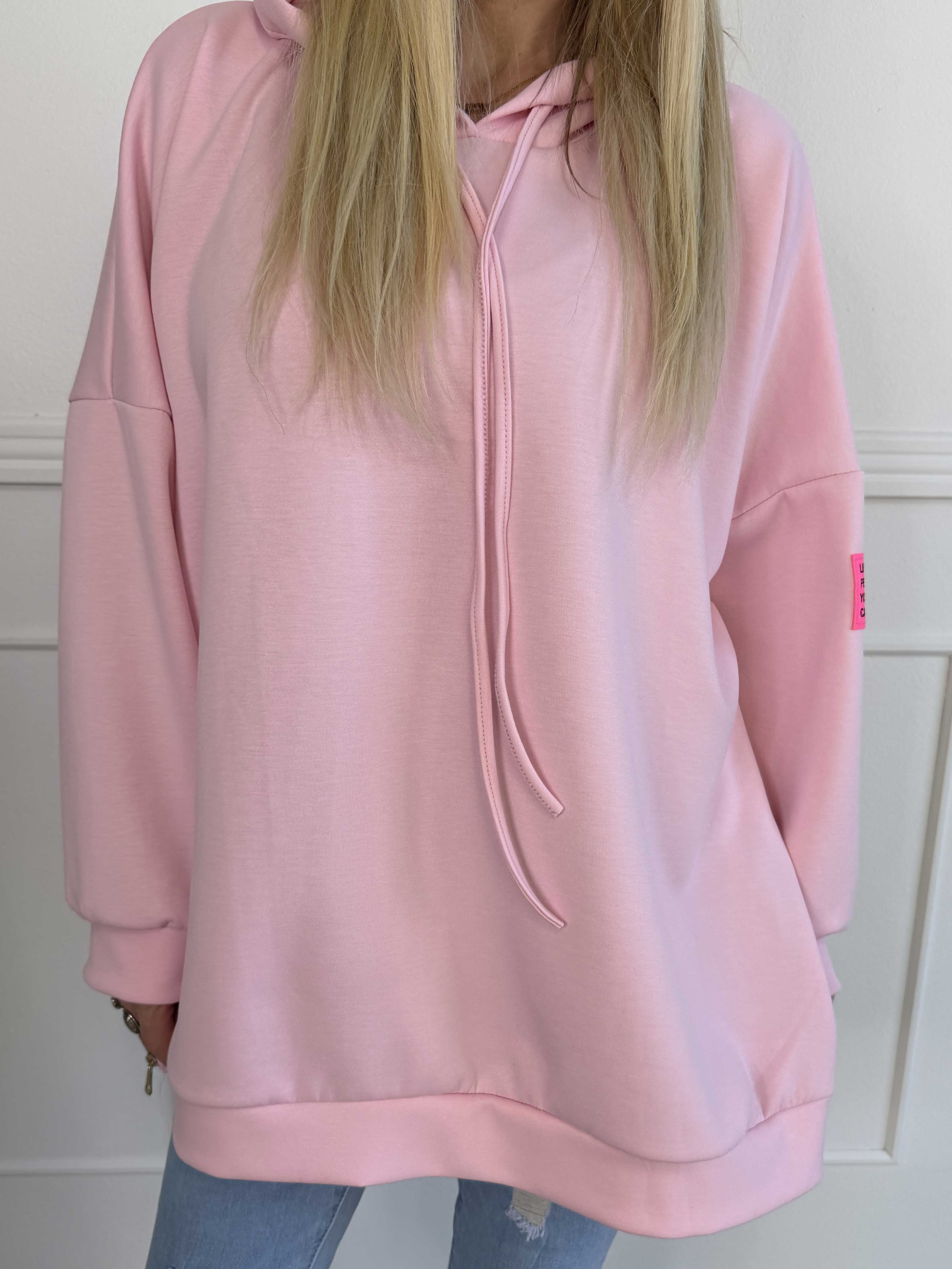 Victoria - Oversized hoodie med et pink mærke på ærmet