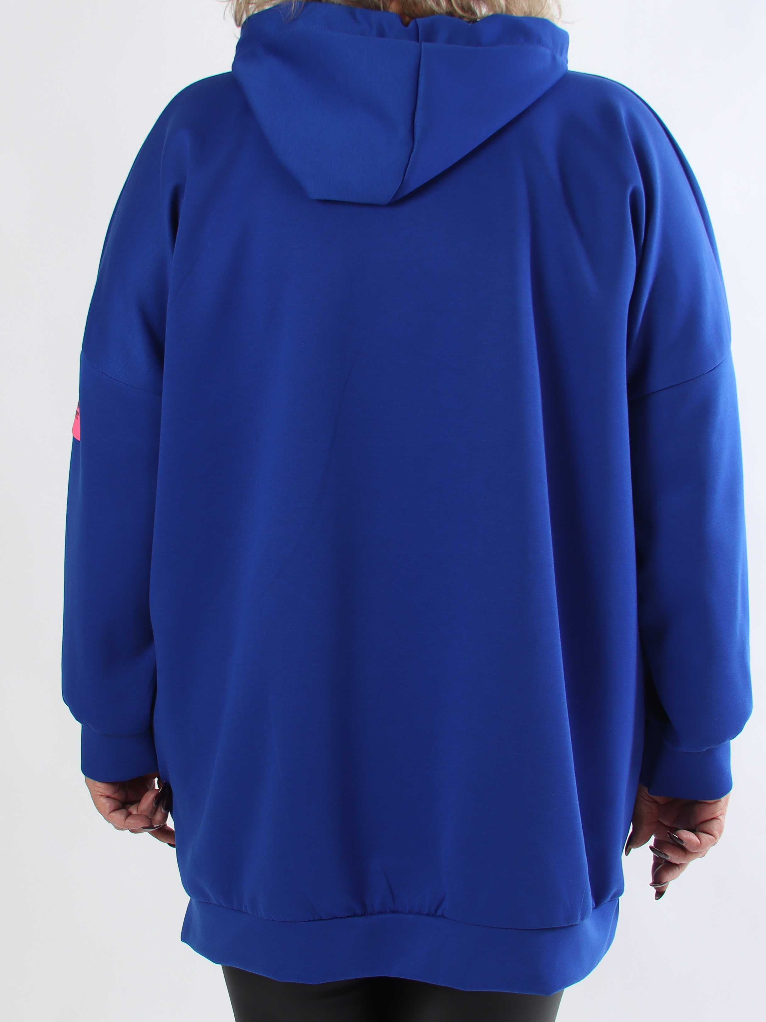 Victoria - Plus size hoodie med et pink mærke på ærmet
