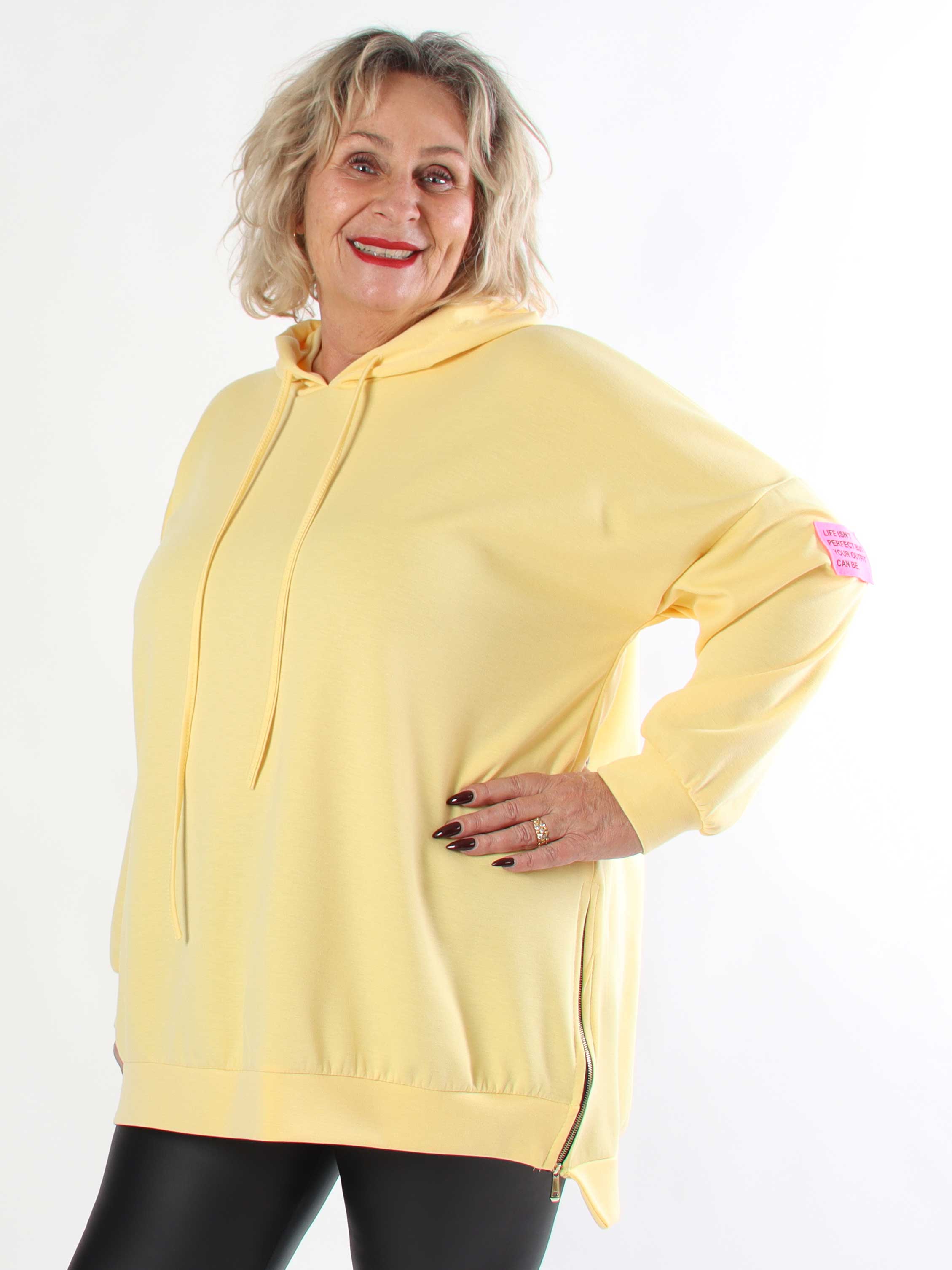 Victoria - Plus size hoodie med et pink mærke på ærmet