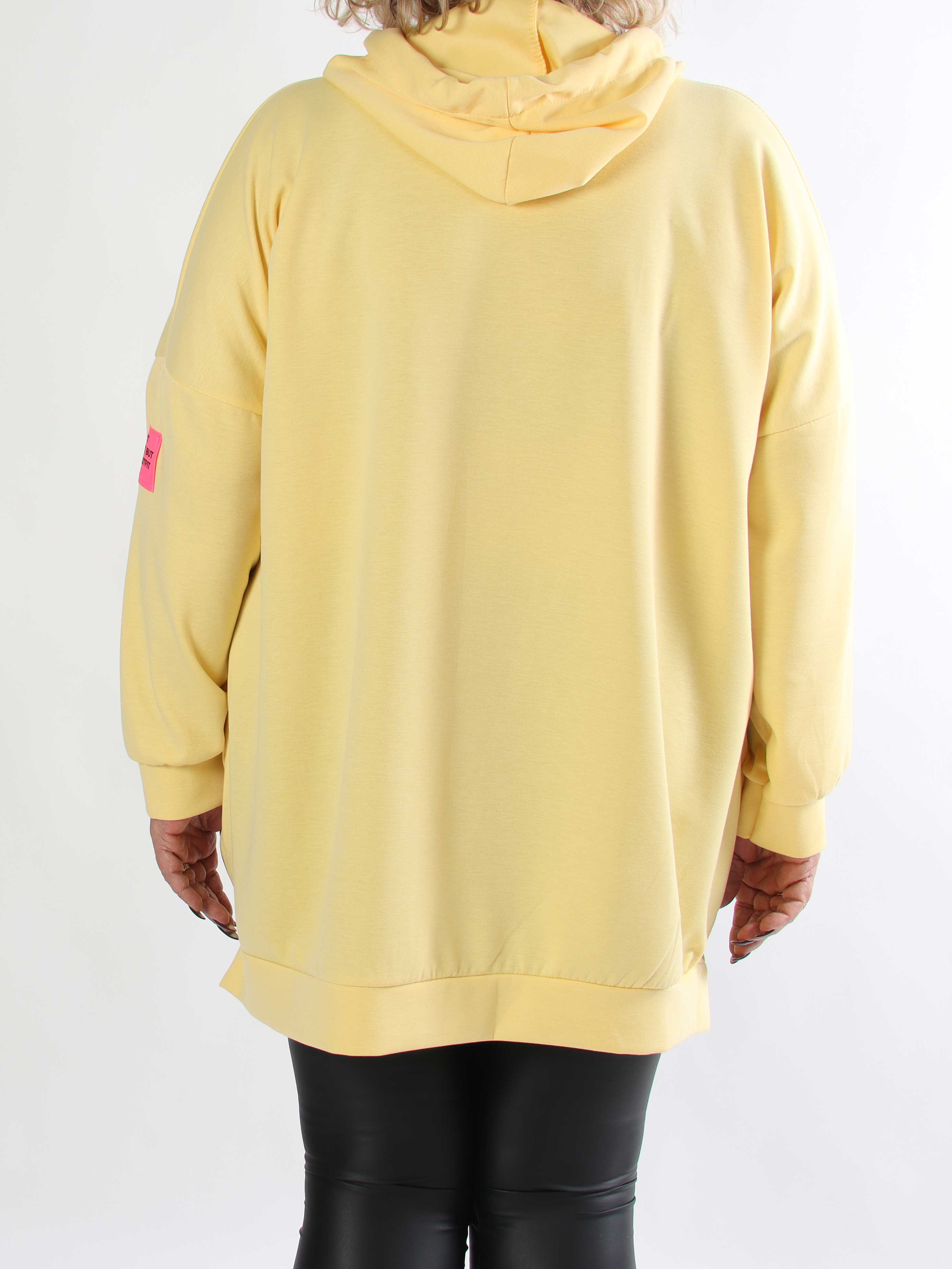 Victoria - Plus size hoodie med et pink mærke på ærmet