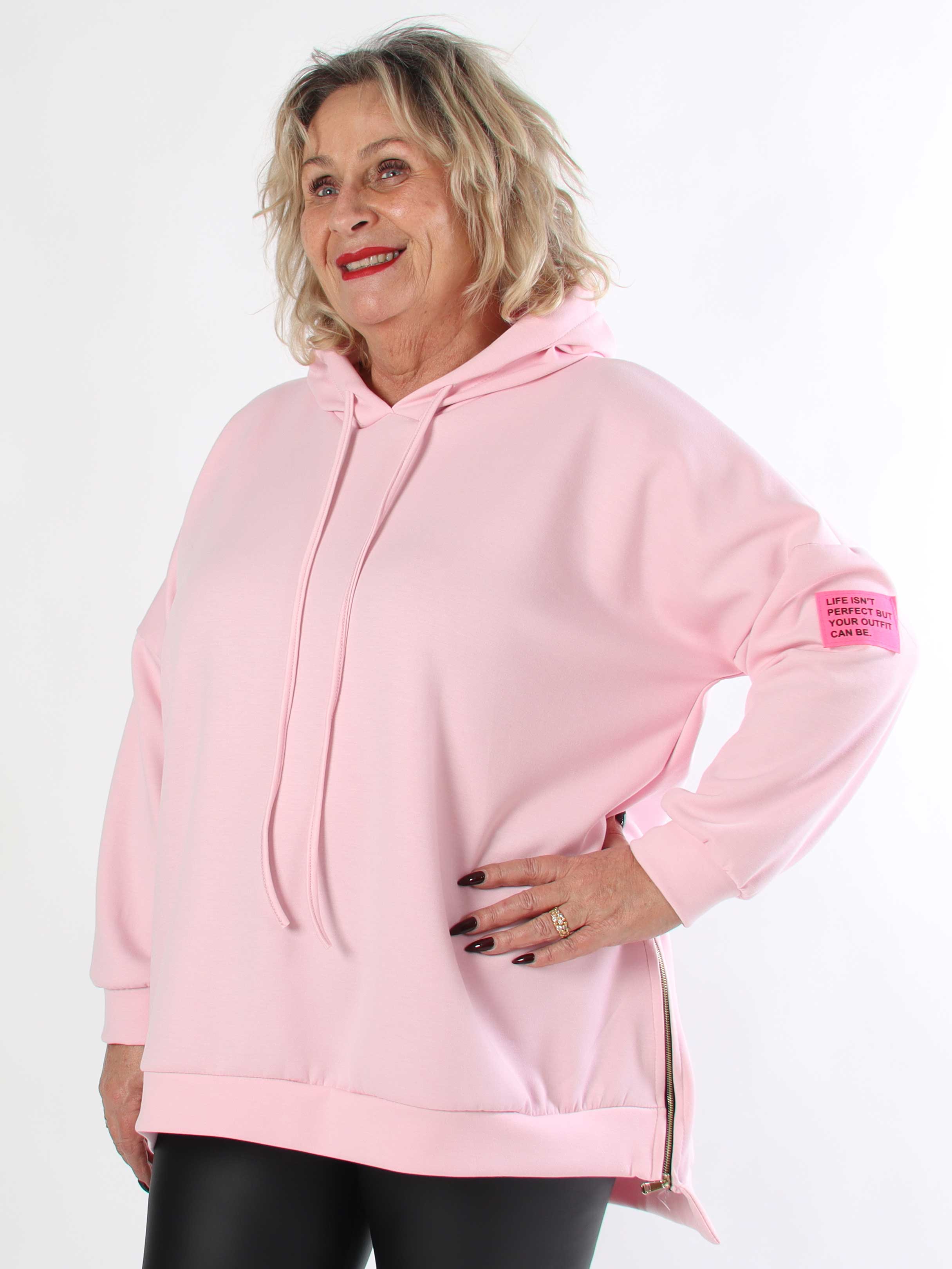 Victoria - Plus size hoodie med et pink mærke på ærmet