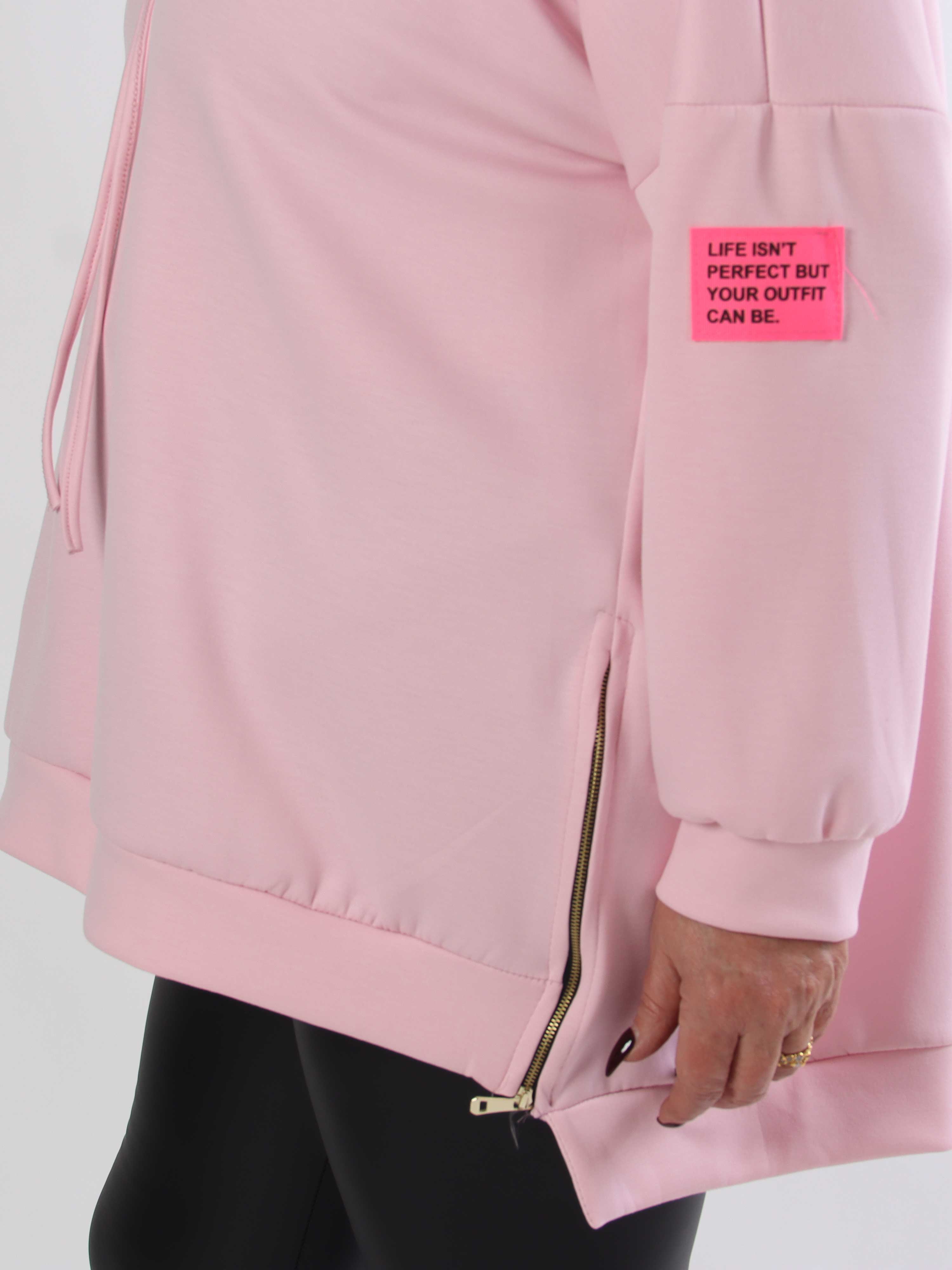 Victoria - Plus size hoodie med et pink mærke på ærmet