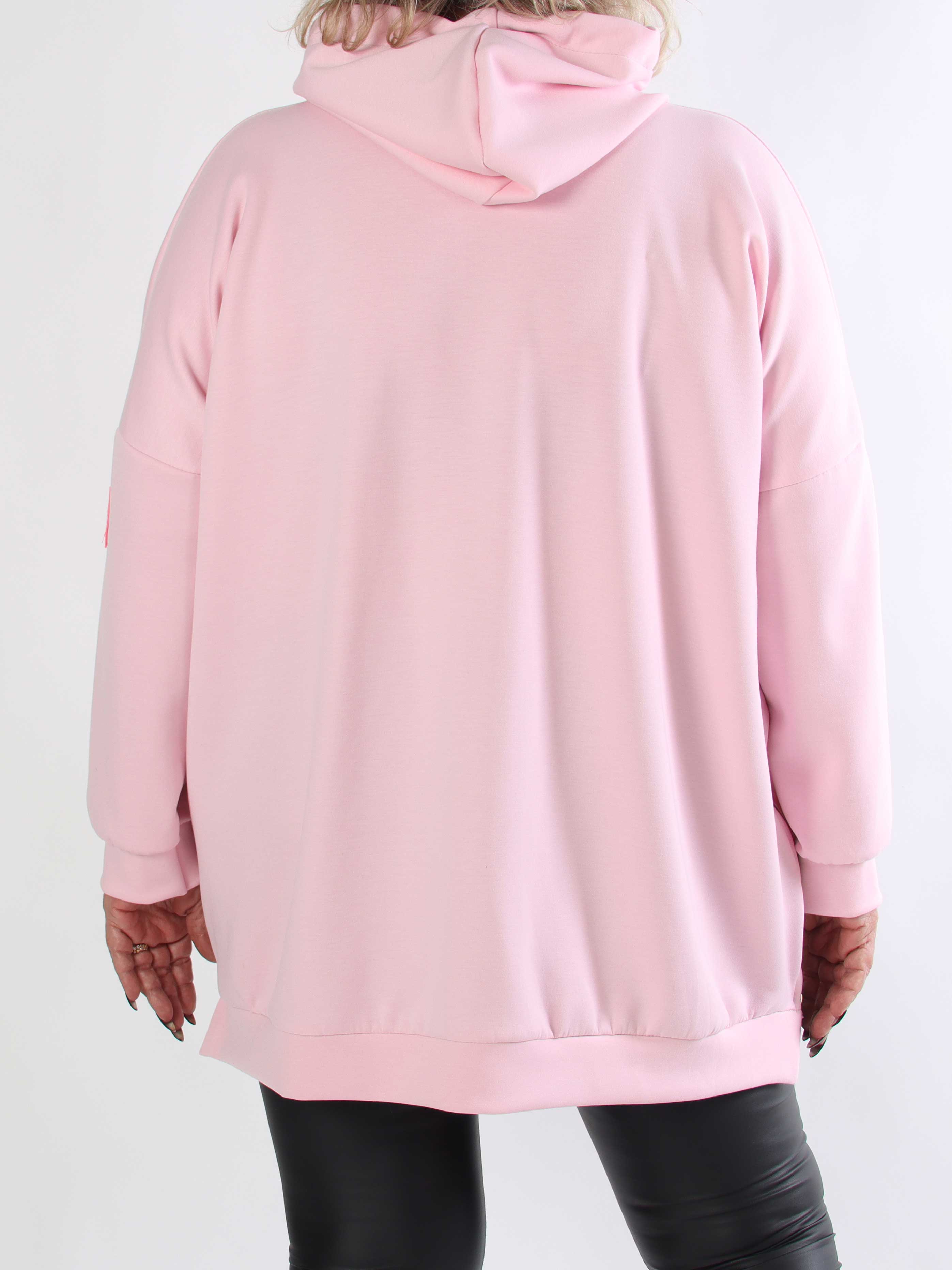 Victoria - Plus size hoodie med et pink mærke på ærmet