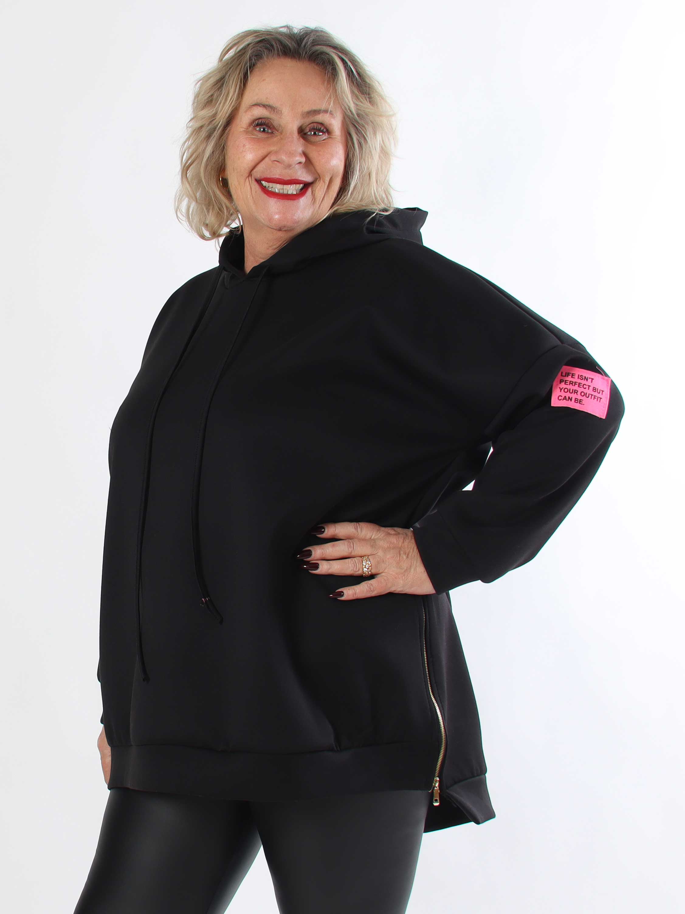Victoria - Plus size hoodie med et pink mærke på ærmet