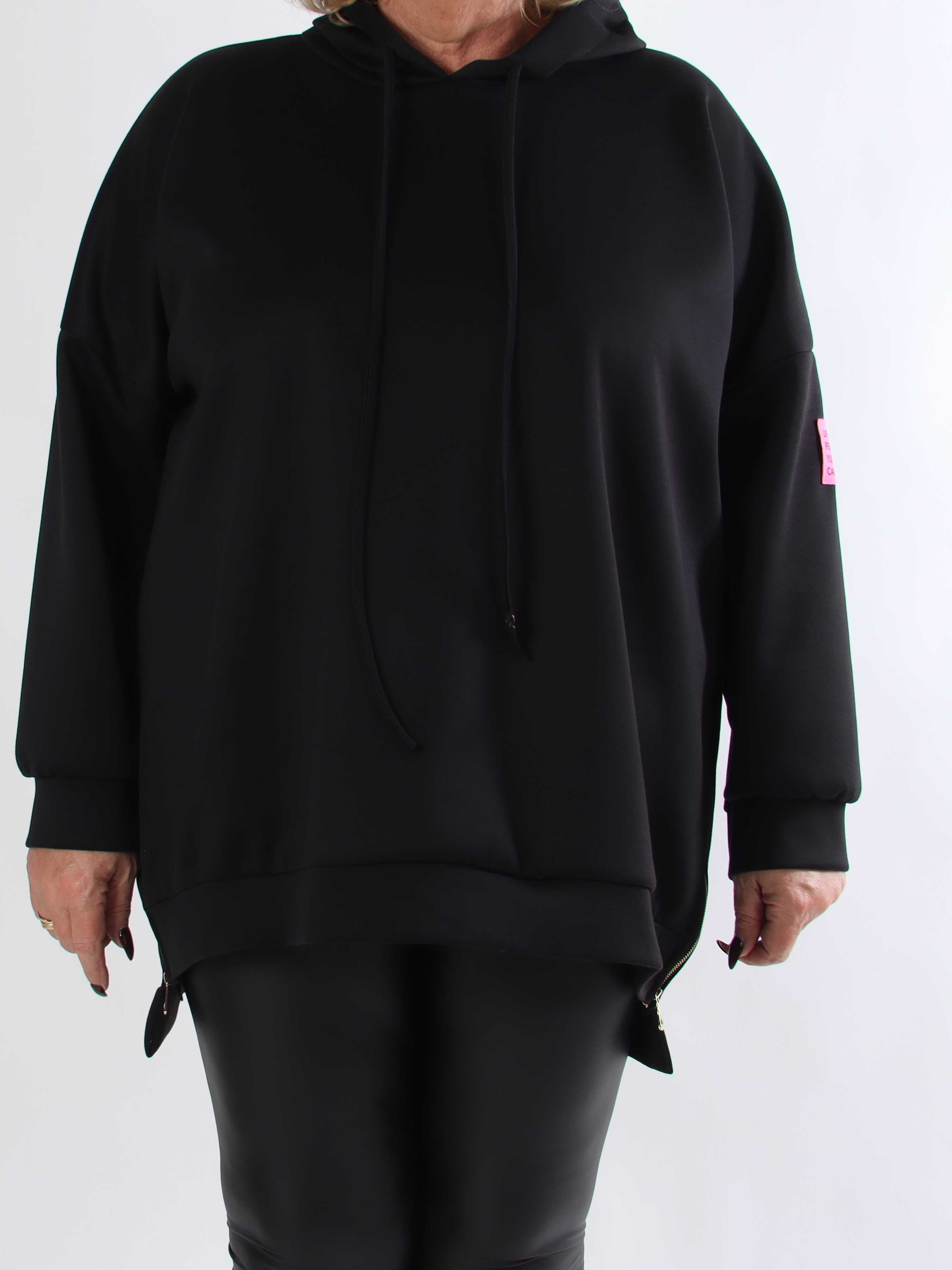 Victoria - Plus size hoodie med et pink mærke på ærmet