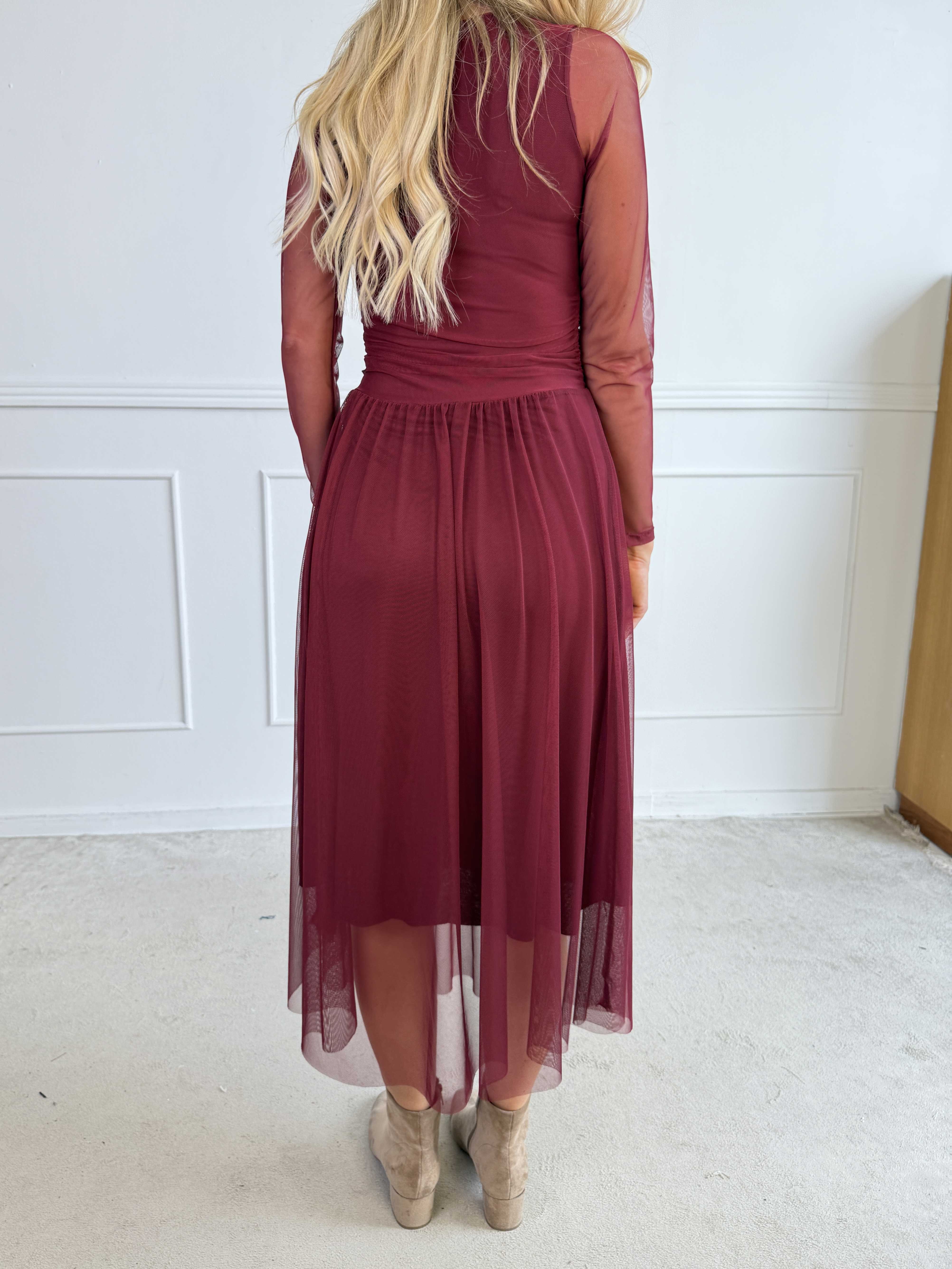 Viola - Elegant og feminin kjole i stretchy mesh med transparente ærmer