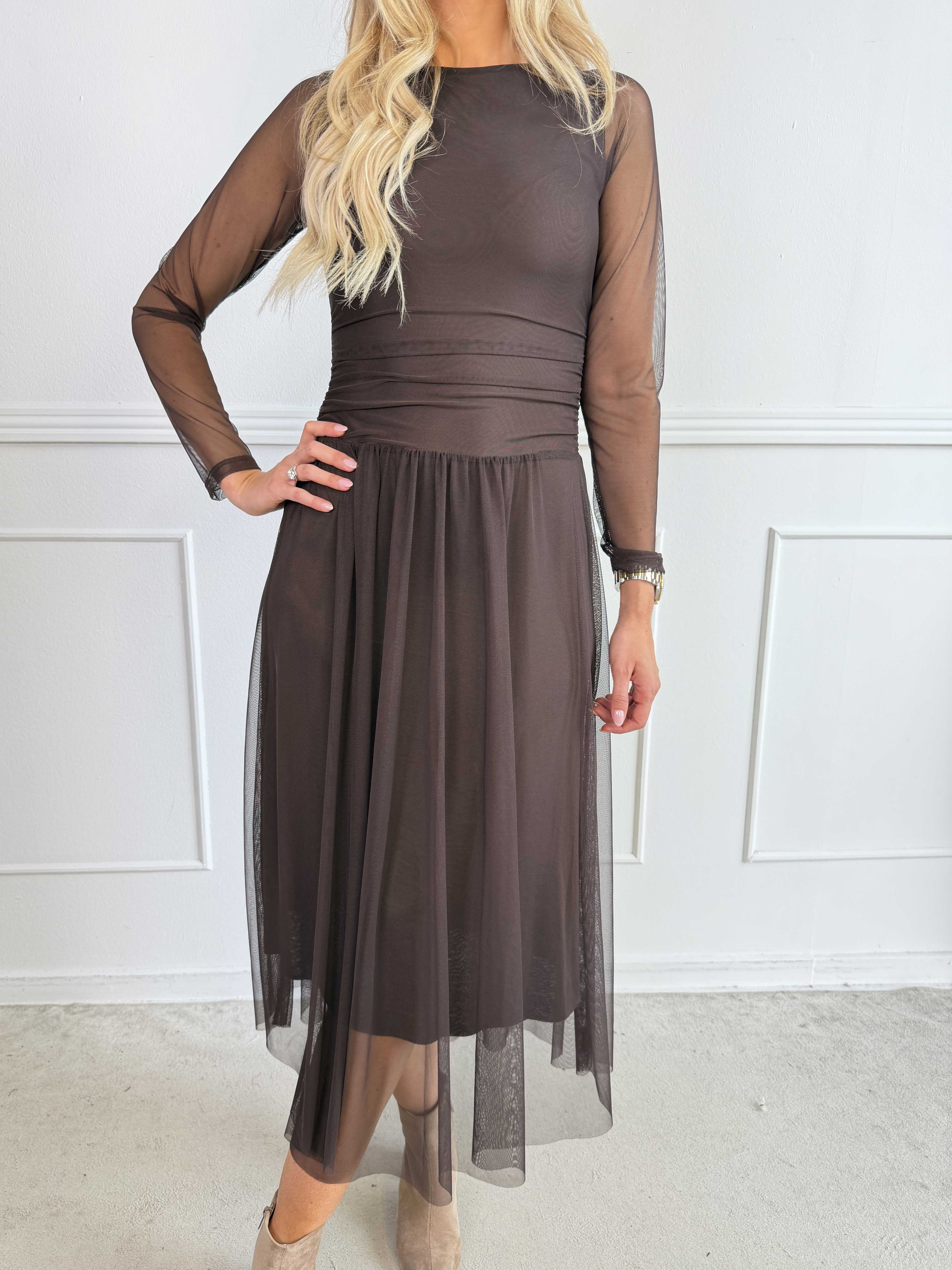 Viola - Elegant og feminin kjole i stretchy mesh med transparente ærmer
