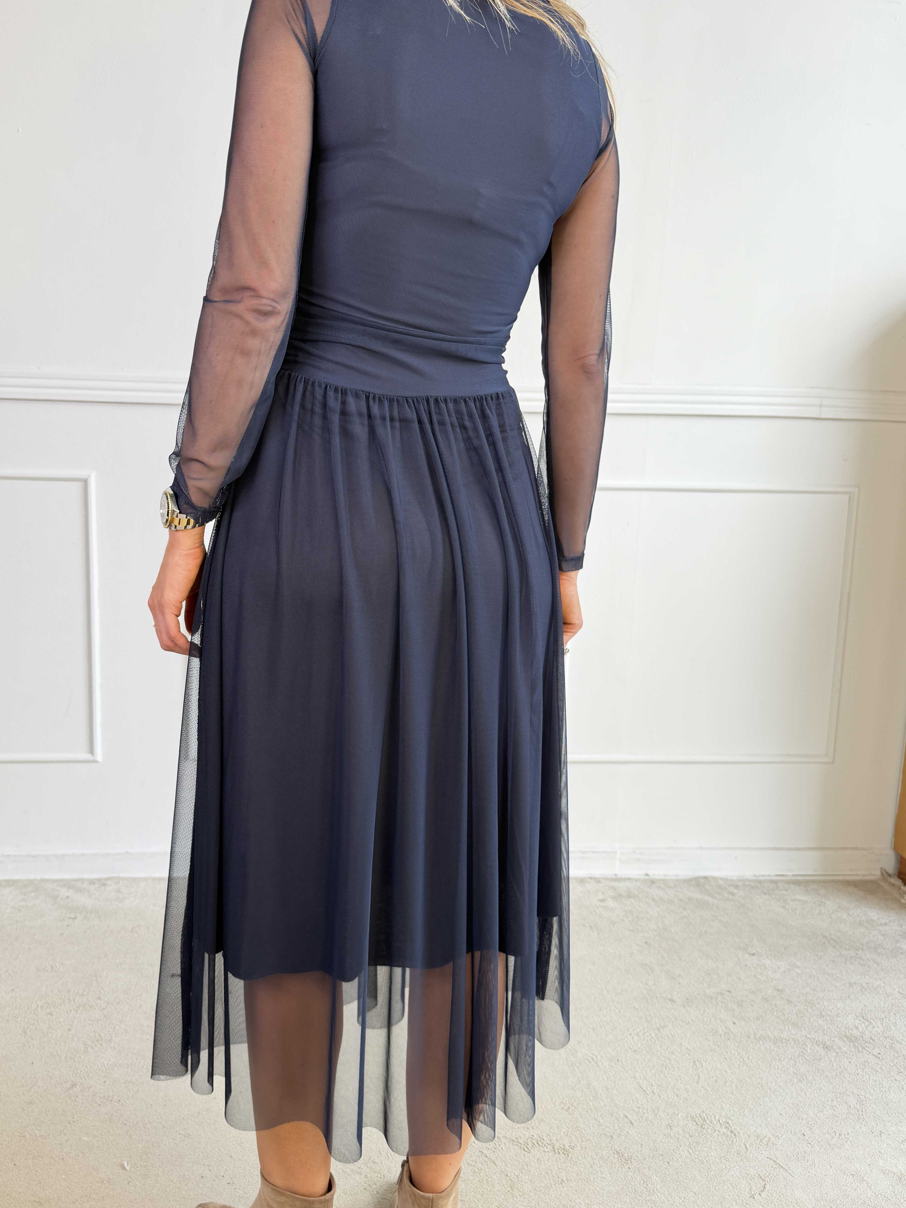 Viola - Elegant og feminin kjole i stretchy mesh med transparente ærmer