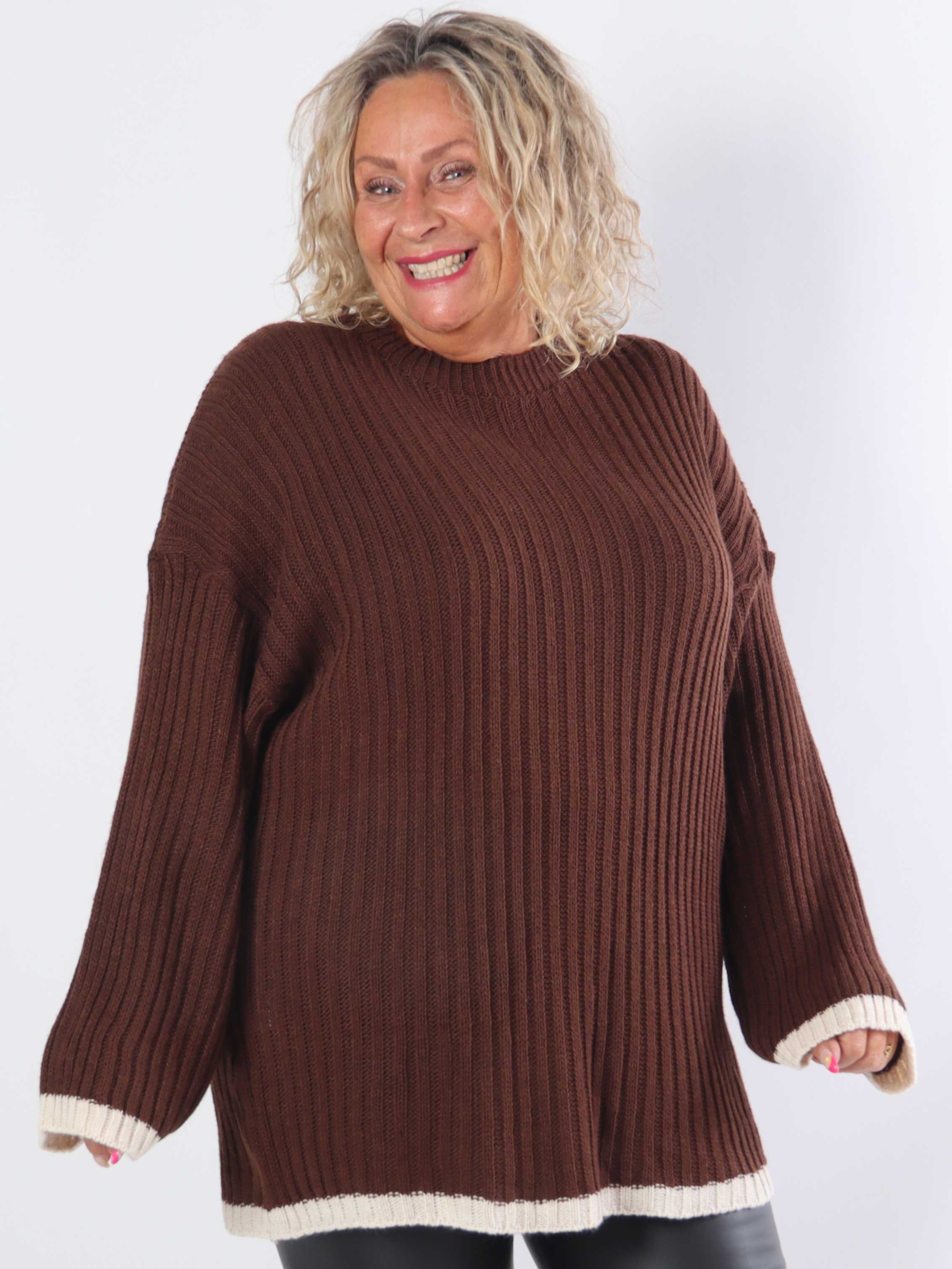 Violet - Stickad blus i plus size med färgad kant