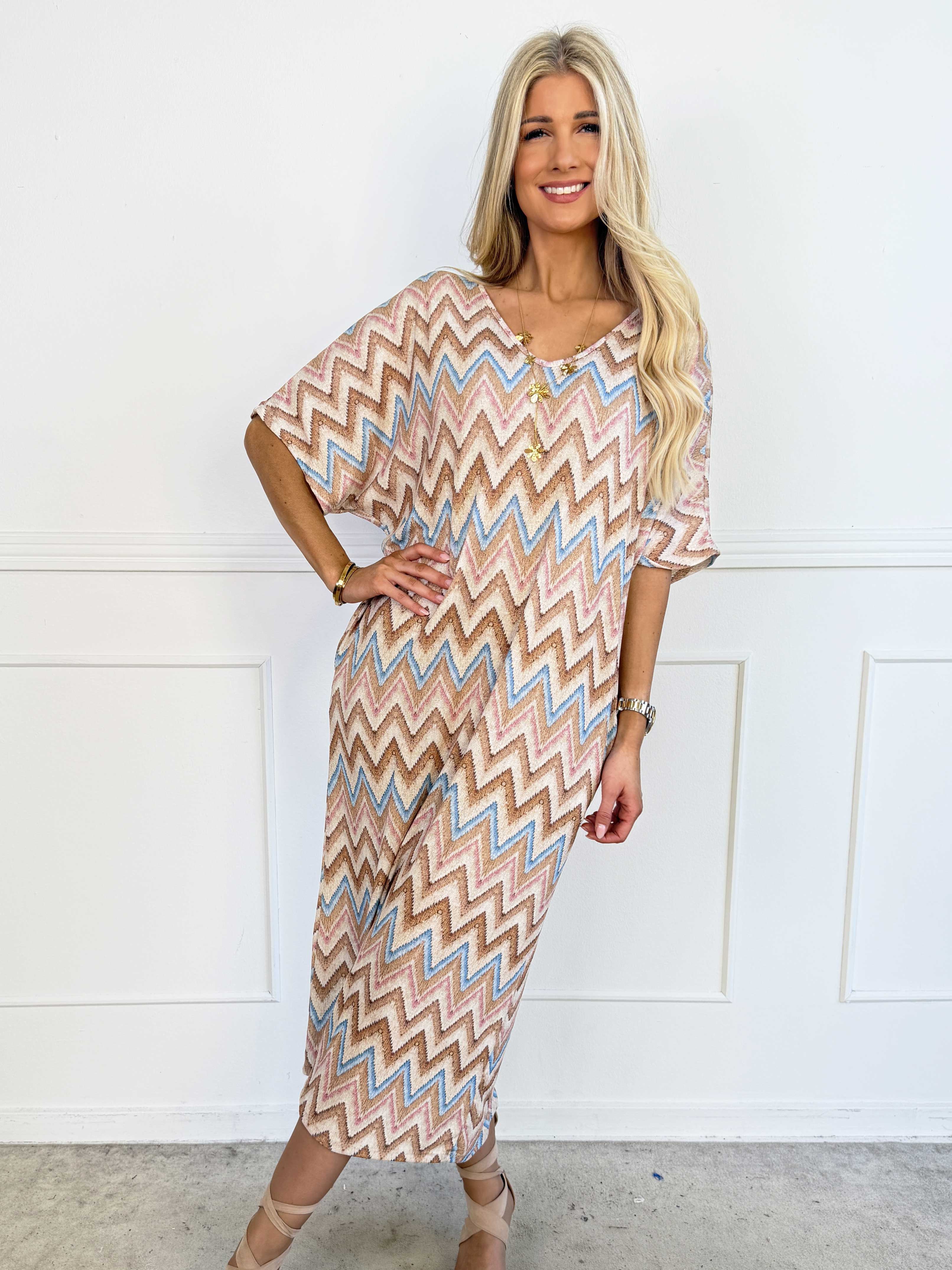 Violetta - Plus size kjole med lommer og smukt zigzag-mønster og fine glimmertråde