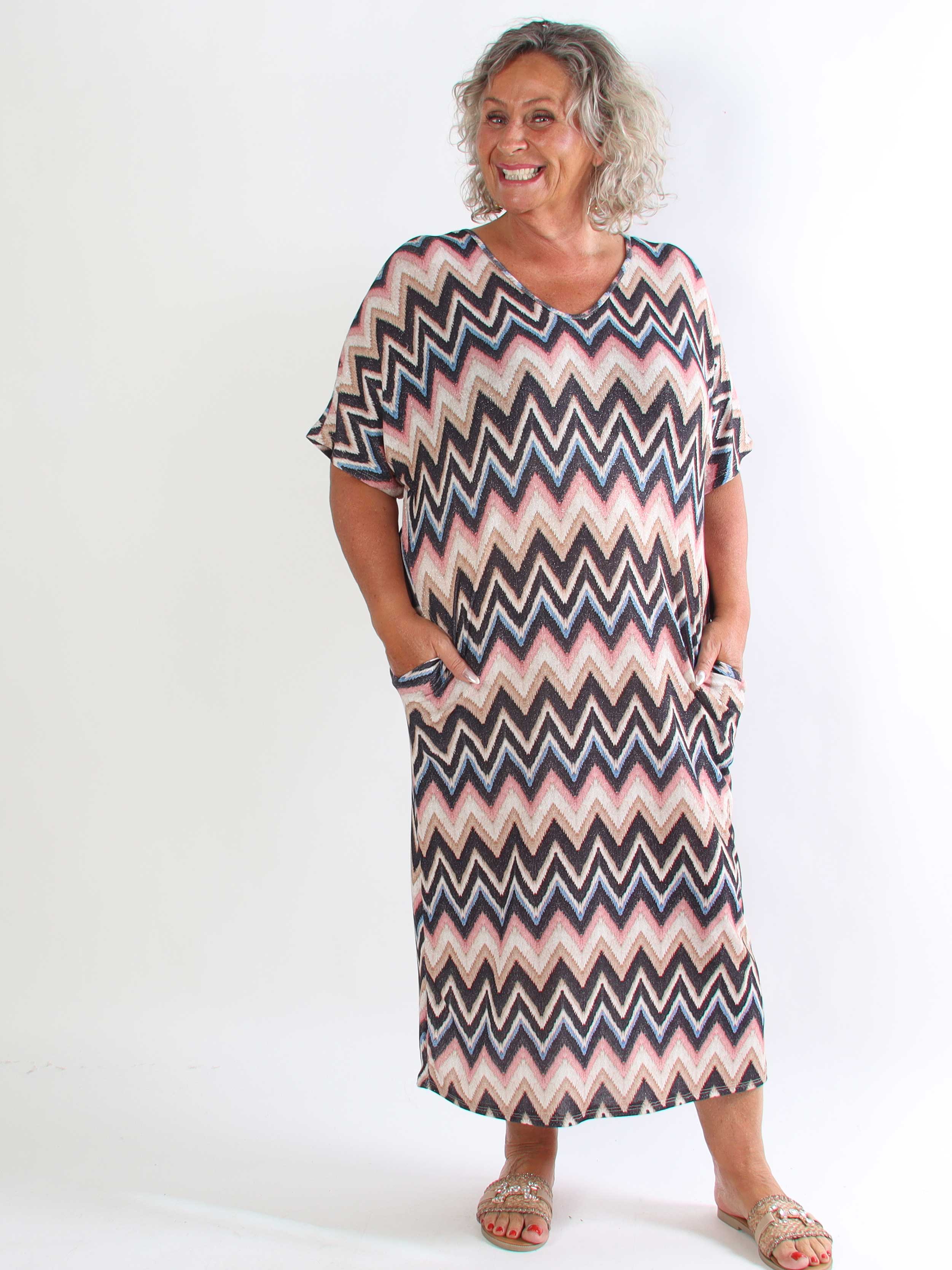 Violetta - Plus size kjole med lommer og smukt zigzag-mønster og fine glimmertråde