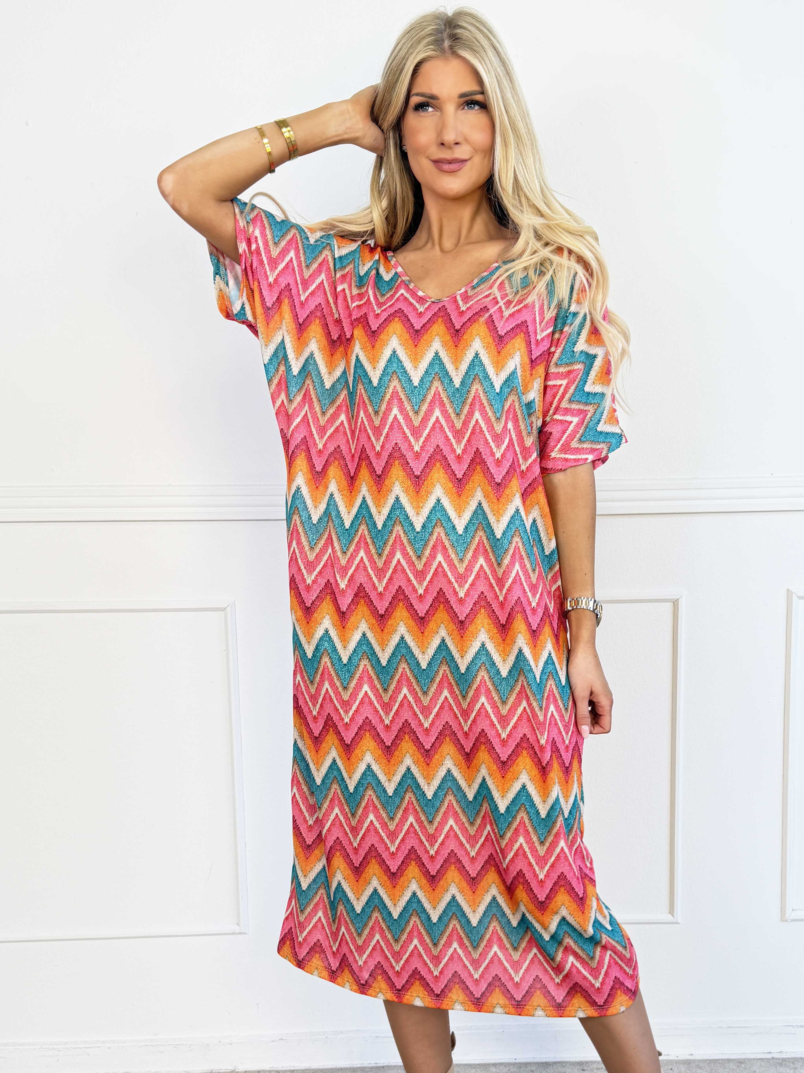 Violetta - Plus size kjole med lommer og smukt zigzag-mønster og fine glimmertråde