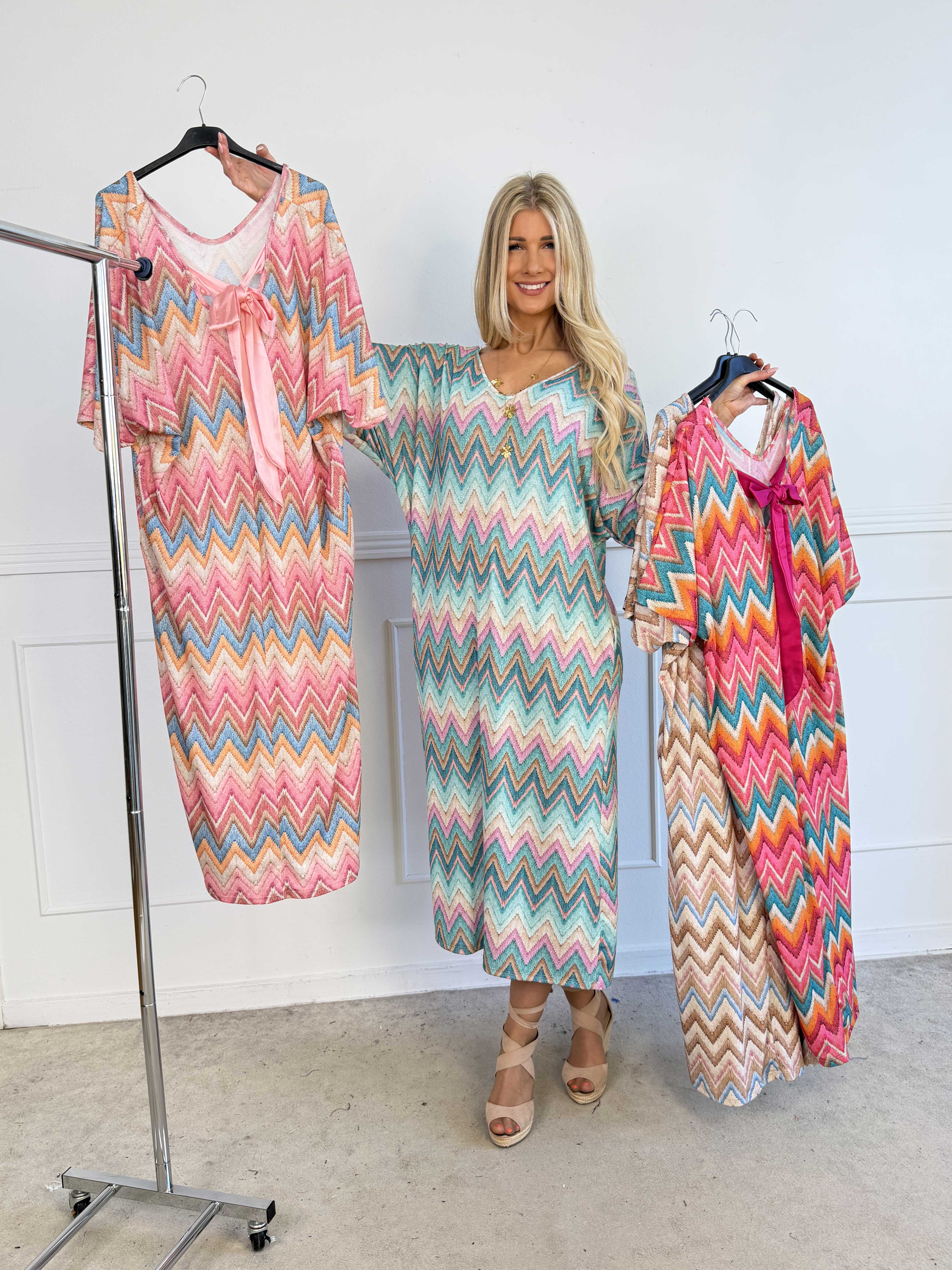 Violetta - Plus size kjole med lommer og smukt zigzag-mønster og fine glimmertråde