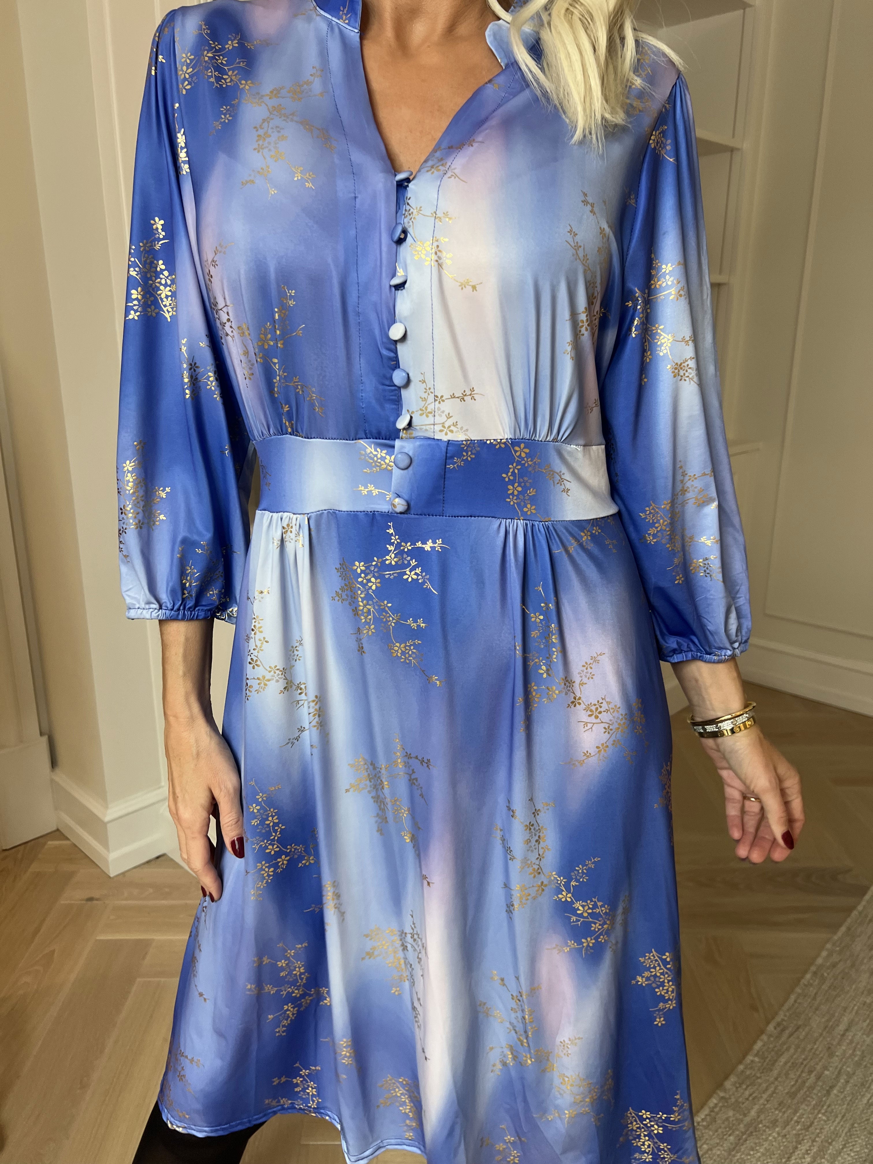 Vivien Gold - 3/4 ærmet kjole med guldprint og slåede knapper