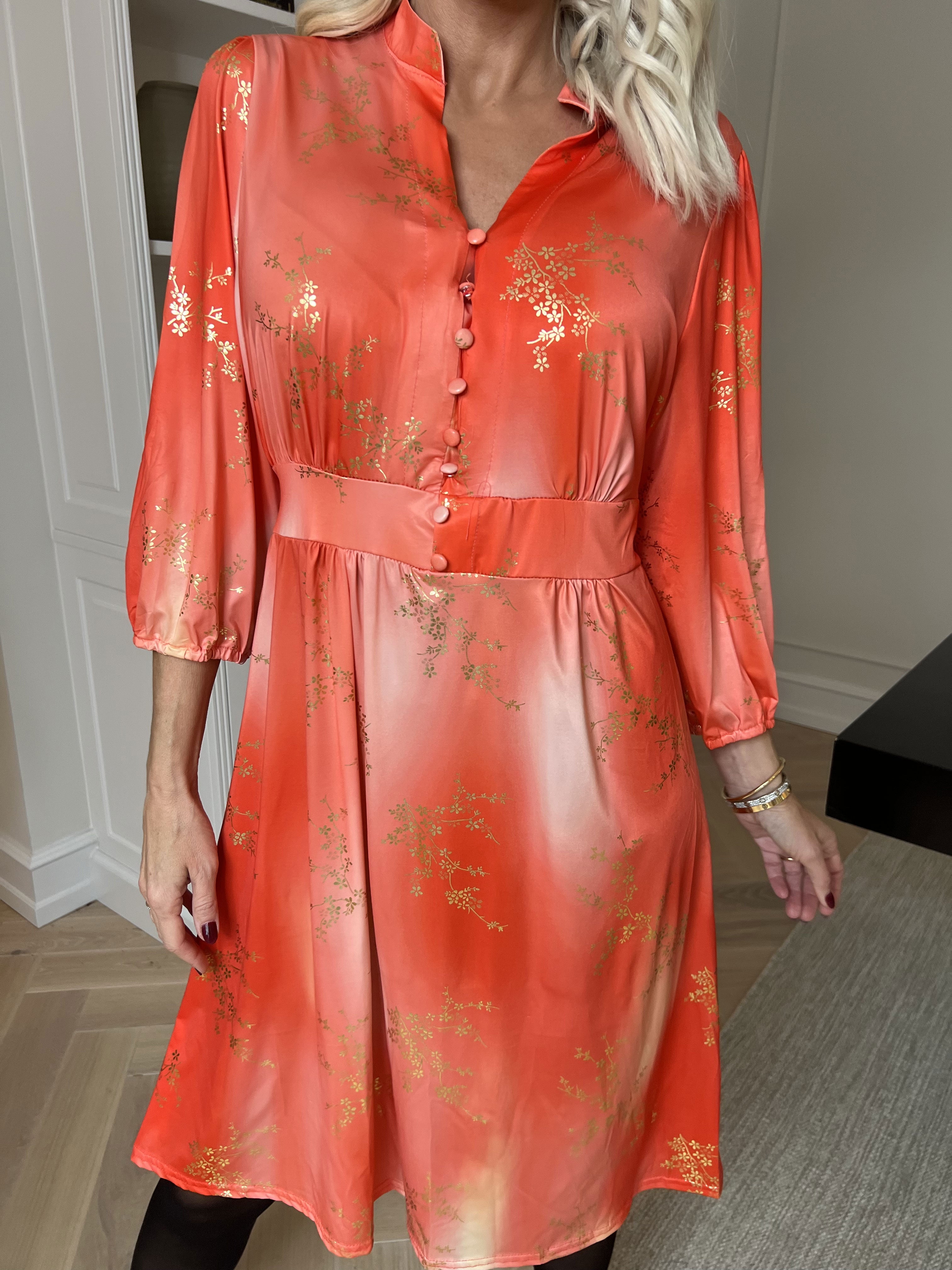 Vivien Gold - 3/4 ærmet kjole med guldprint og slåede knapper