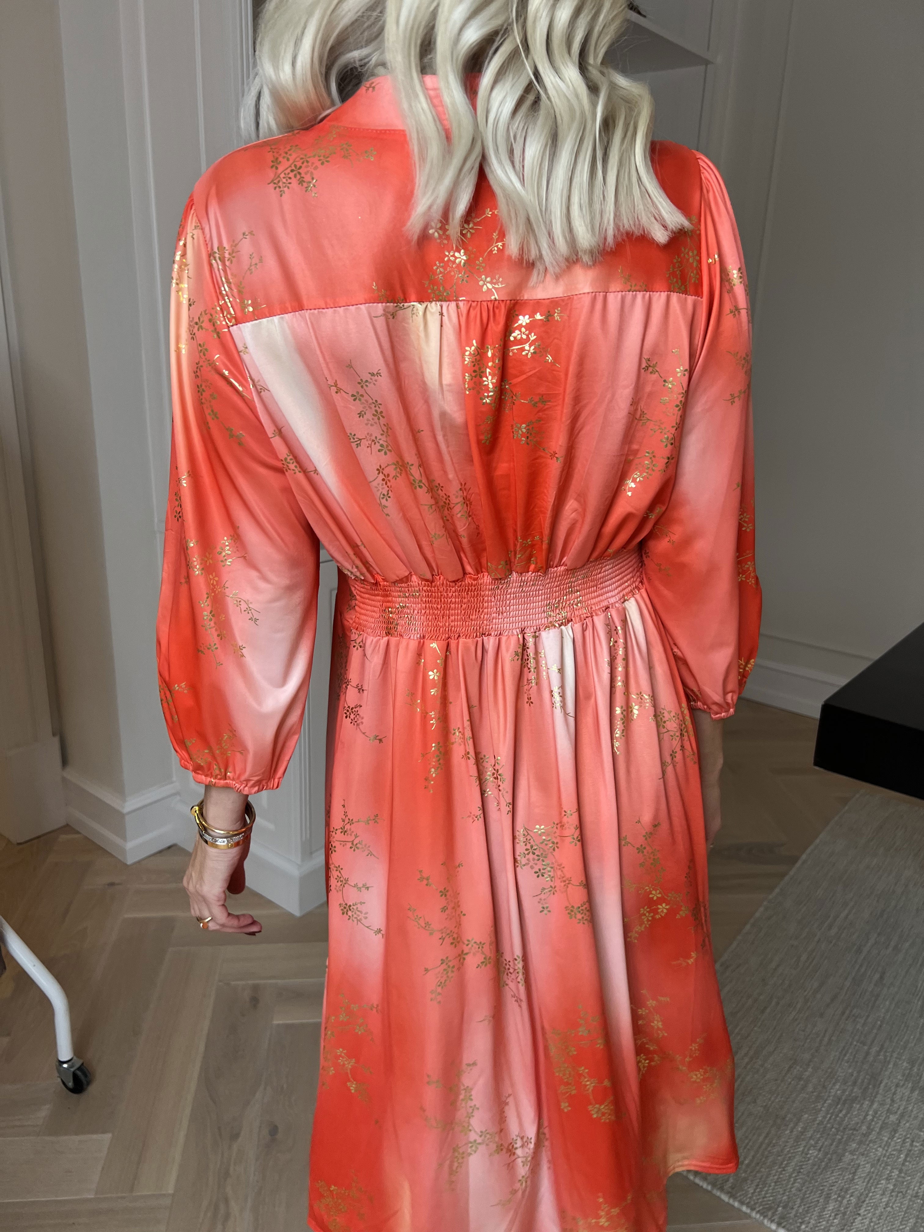 Vivien Gold - 3/4 ærmet kjole med guldprint og slåede knapper