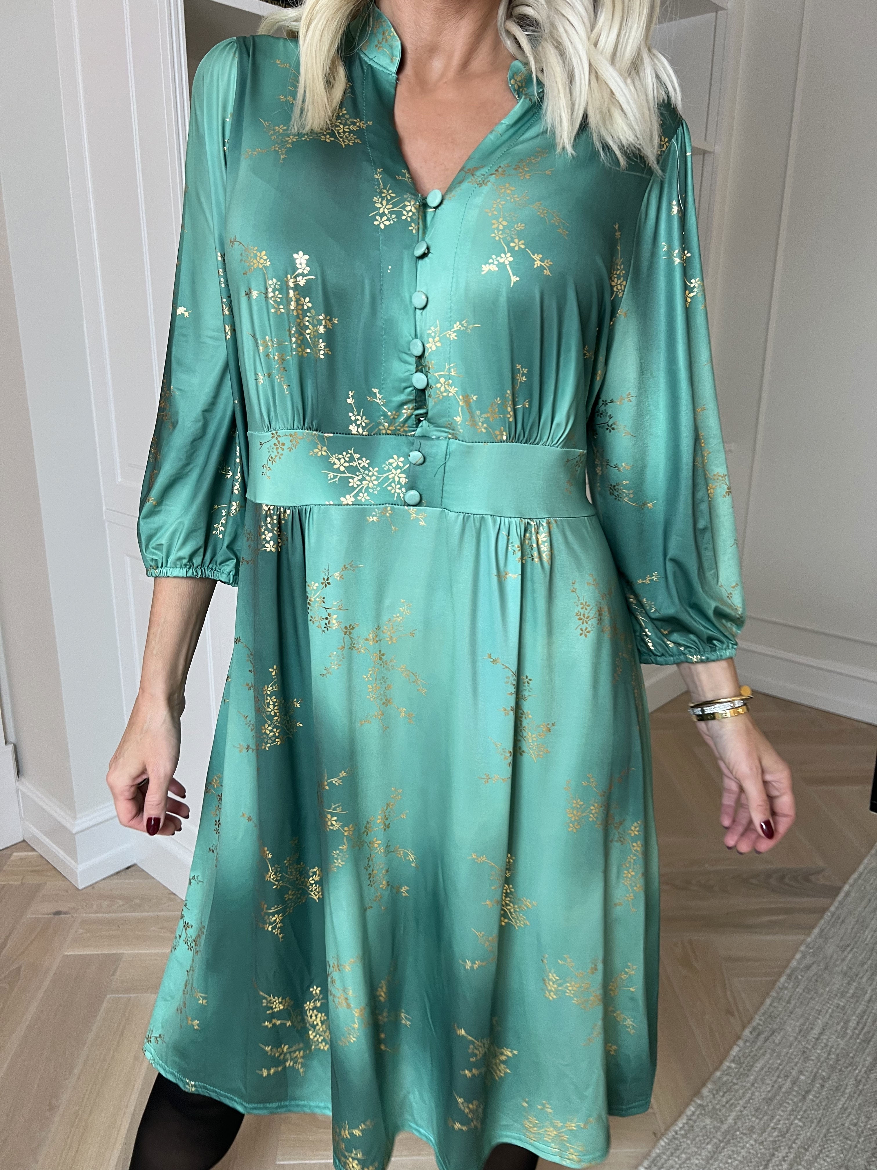 Vivien Gold - 3/4 ærmet kjole med guldprint og slåede knapper