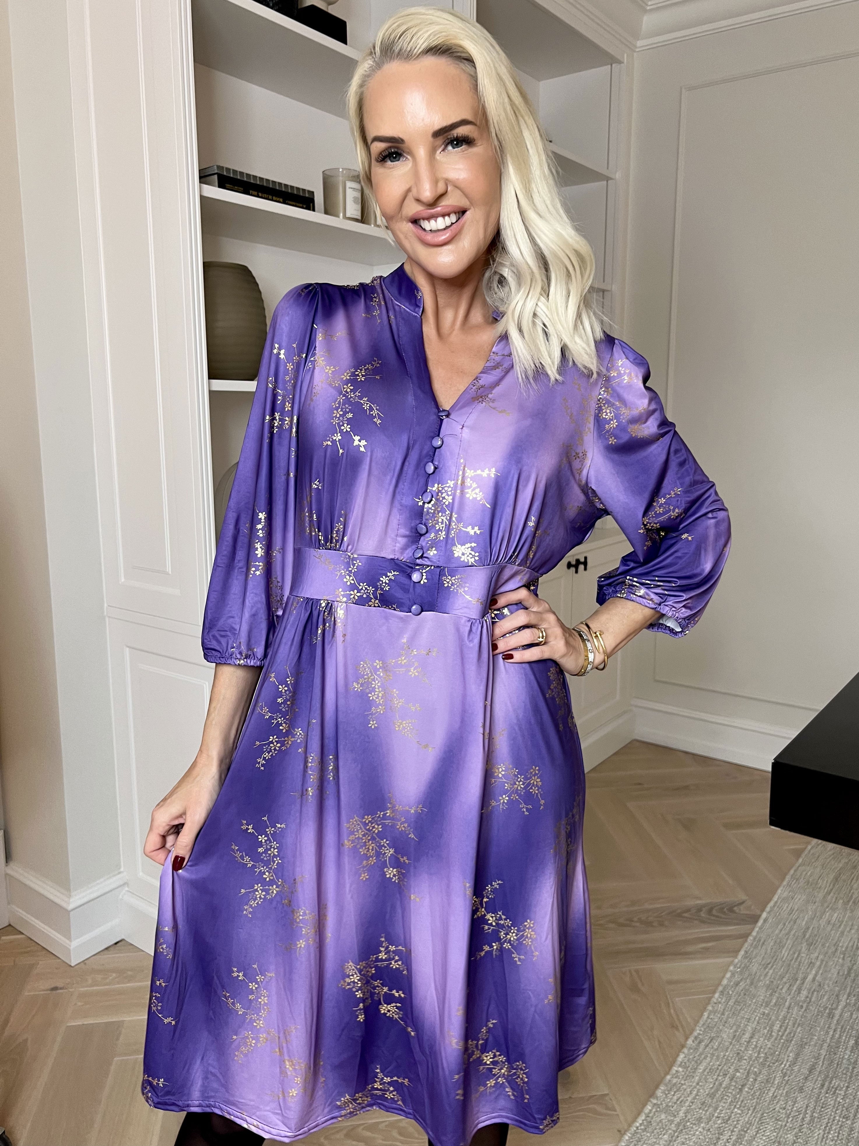 Vivien Gold - 3/4 ærmet kjole med guldprint og slåede knapper