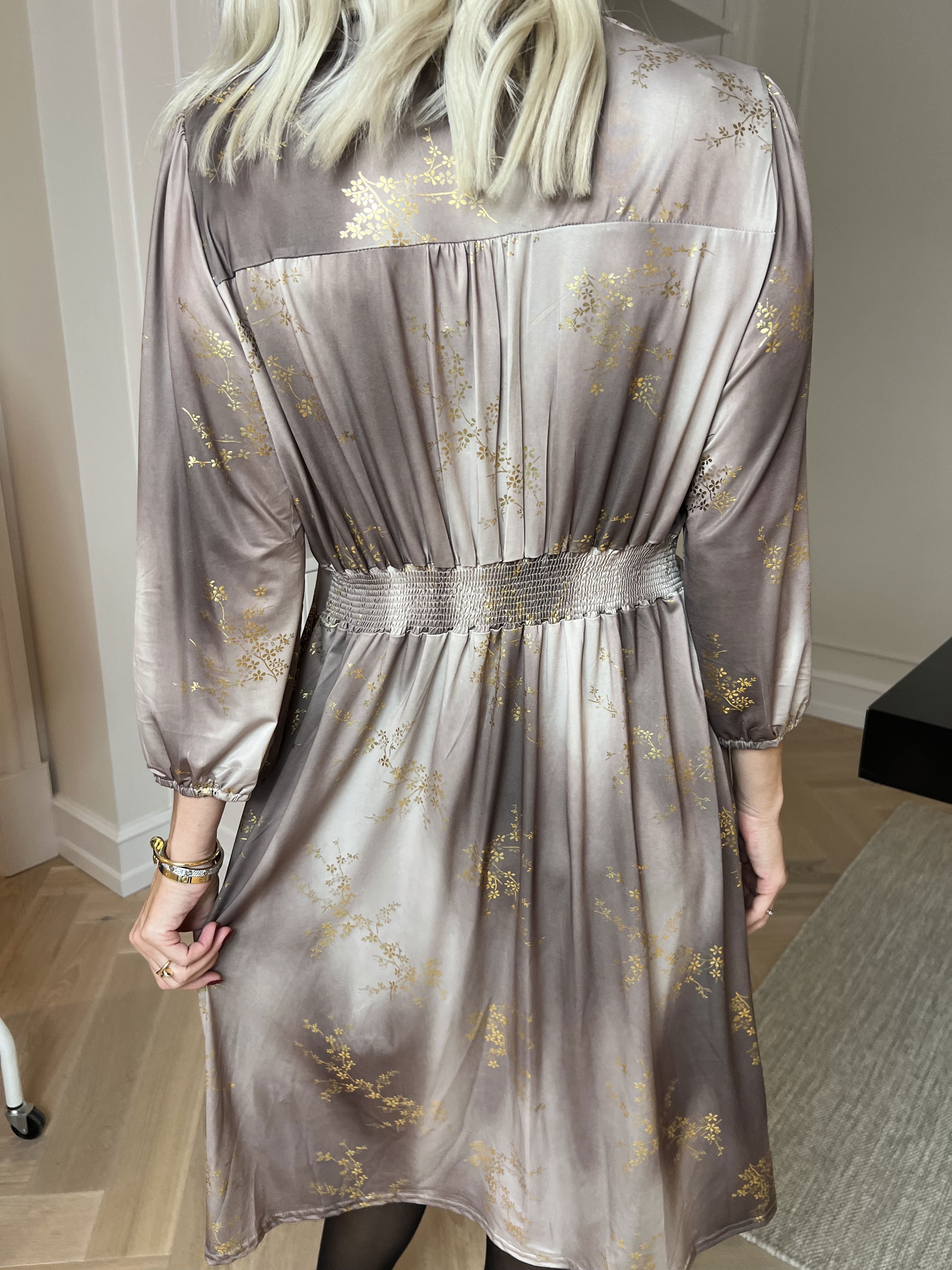 Vivien Gold - 3/4 ærmet kjole med guldprint og slåede knapper