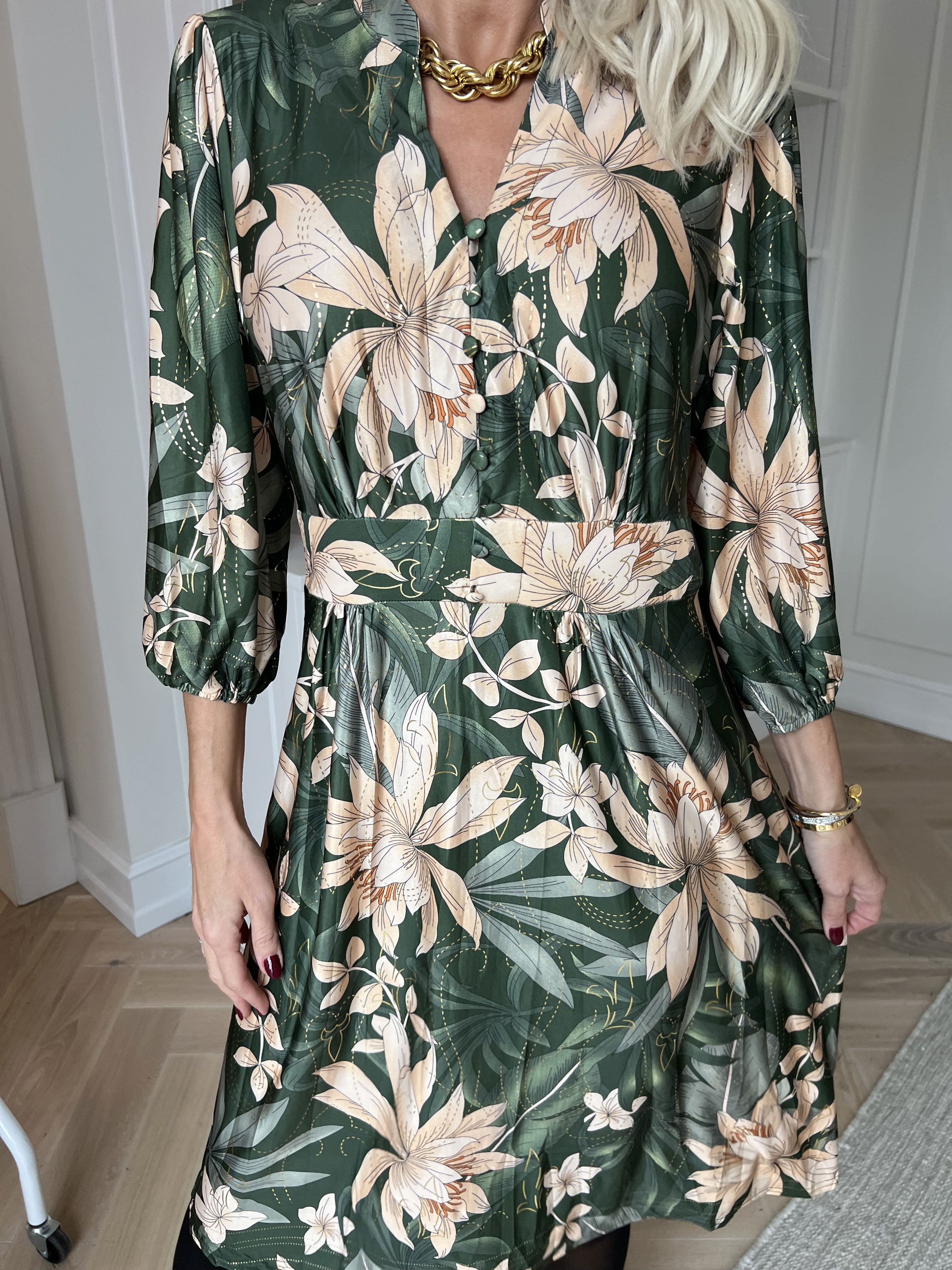 Vivien New Leaf - 3/4 ærmet kjole med mønster og slåede knapper