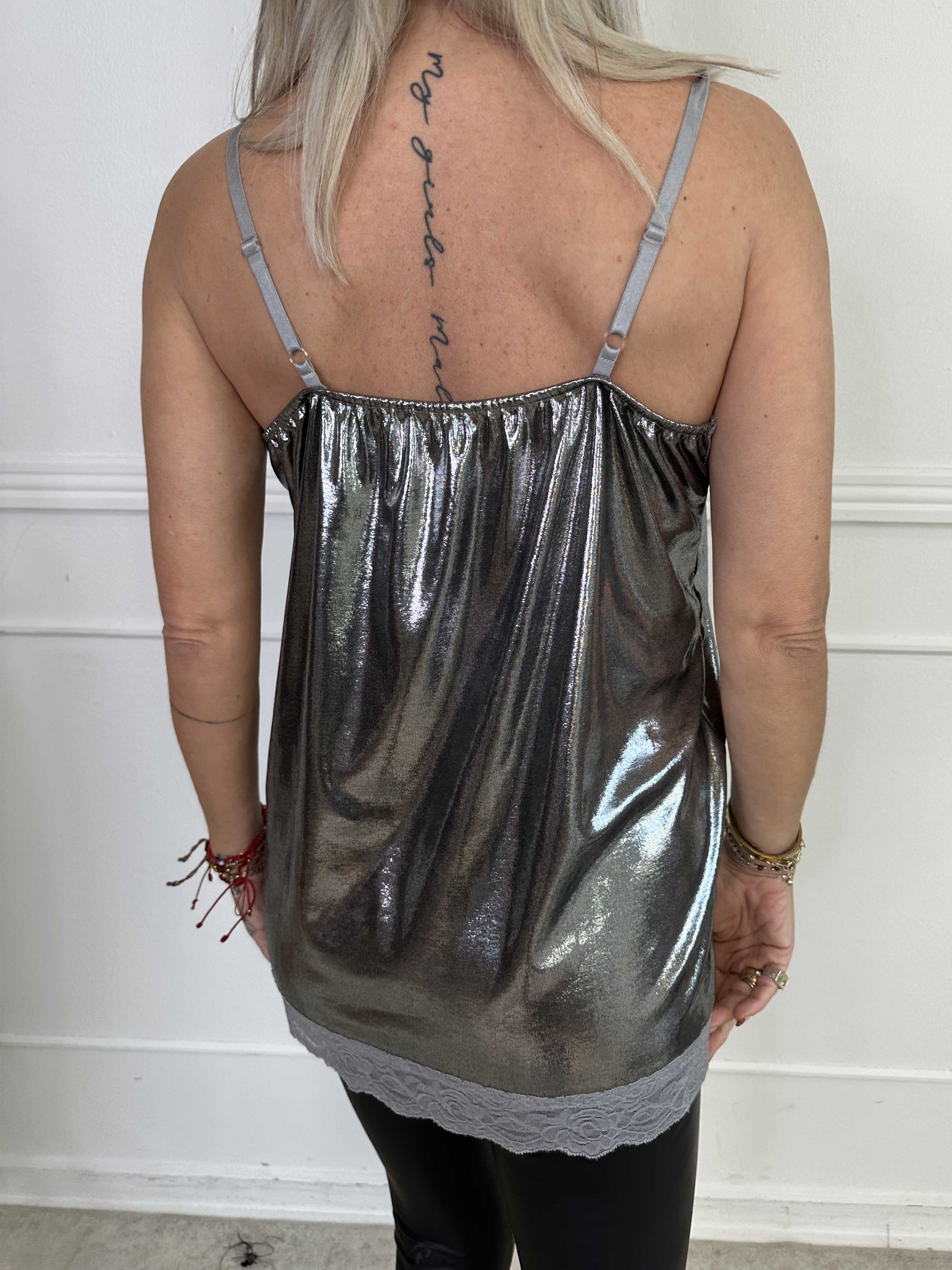 Vivil - Shiny elastisk top med blondekanter