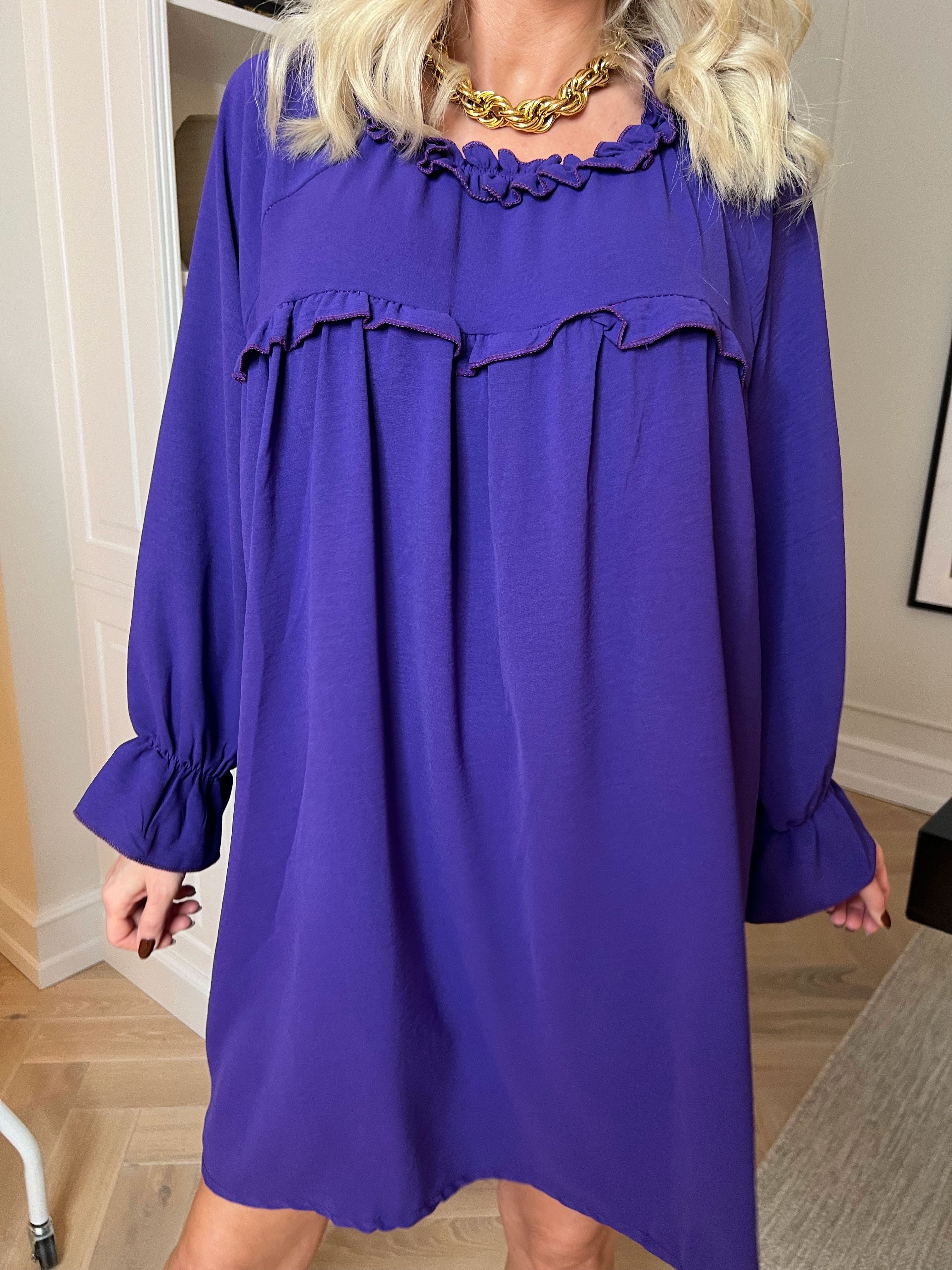 Waleria - Sød kjole i viskose med fine flæsedetaljer