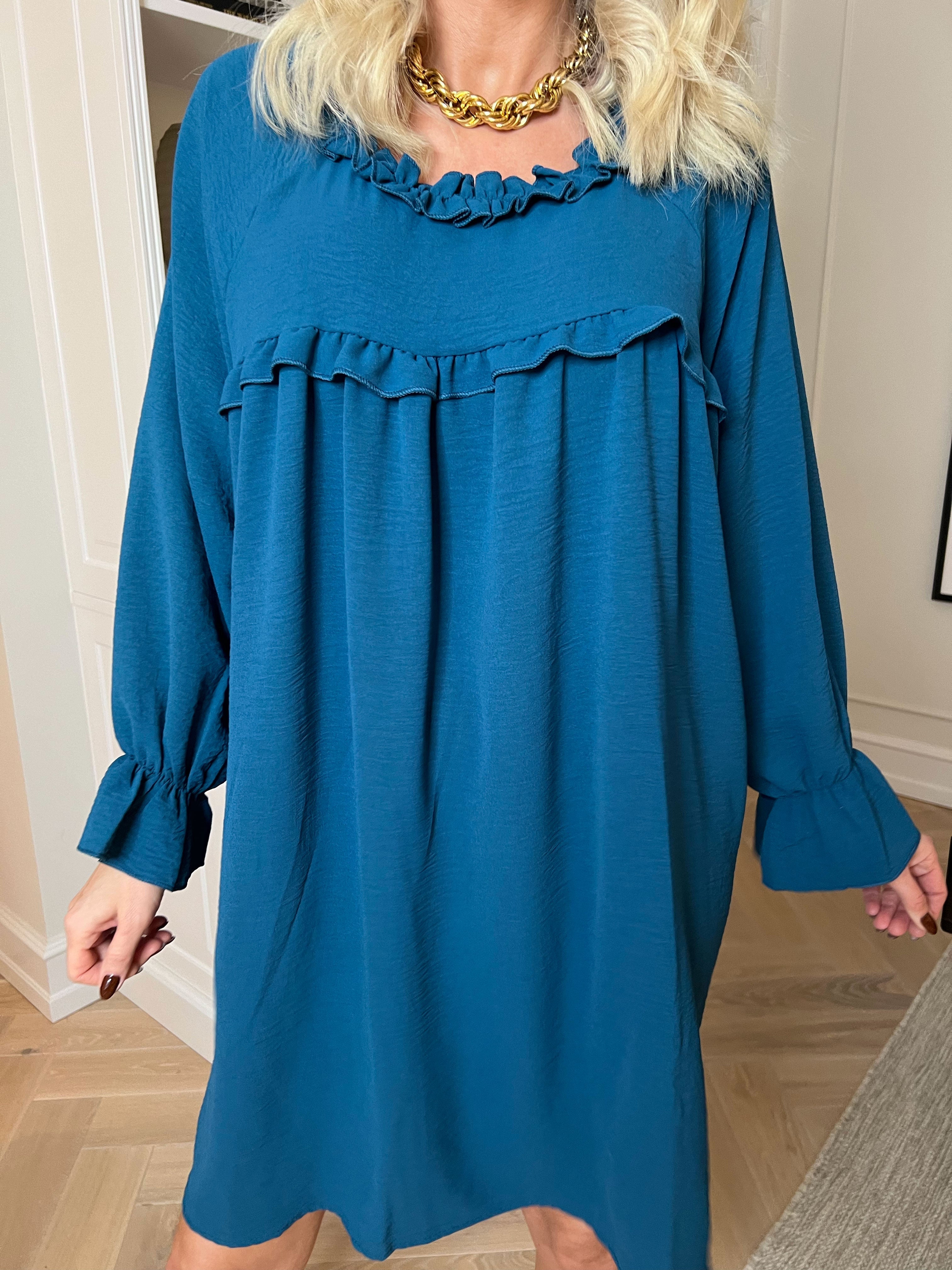 Waleria - Sød kjole i viskose med fine flæsedetaljer