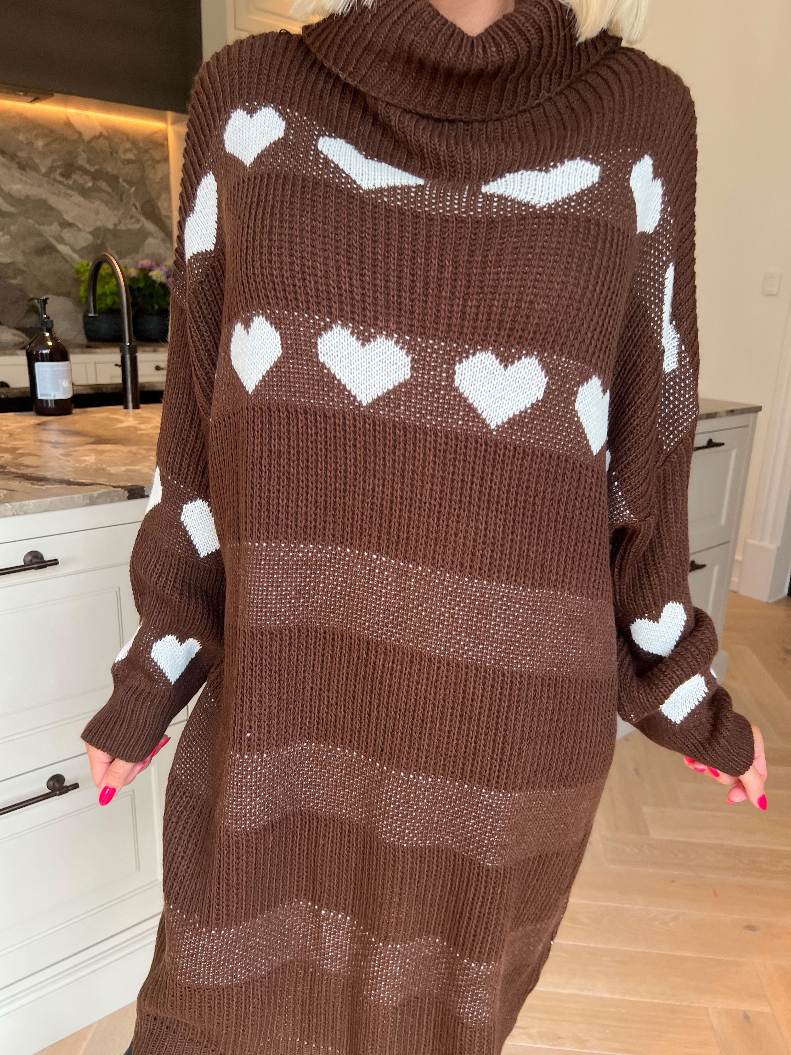 Wendy - Strikkjole med fine hjerter og klassisk rullekrave