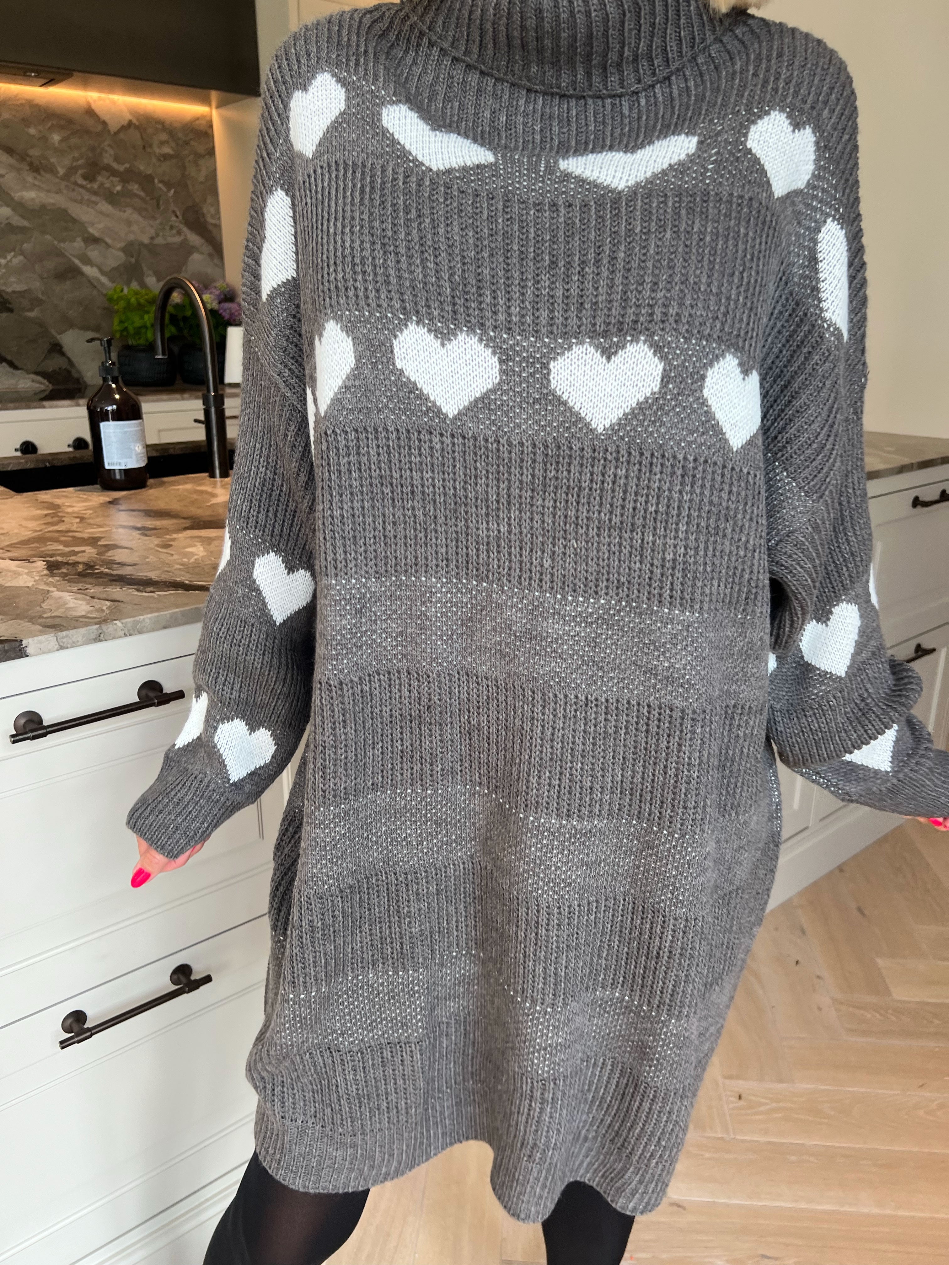 Wendy - Strikkjole med fine hjerter og klassisk rullekrave