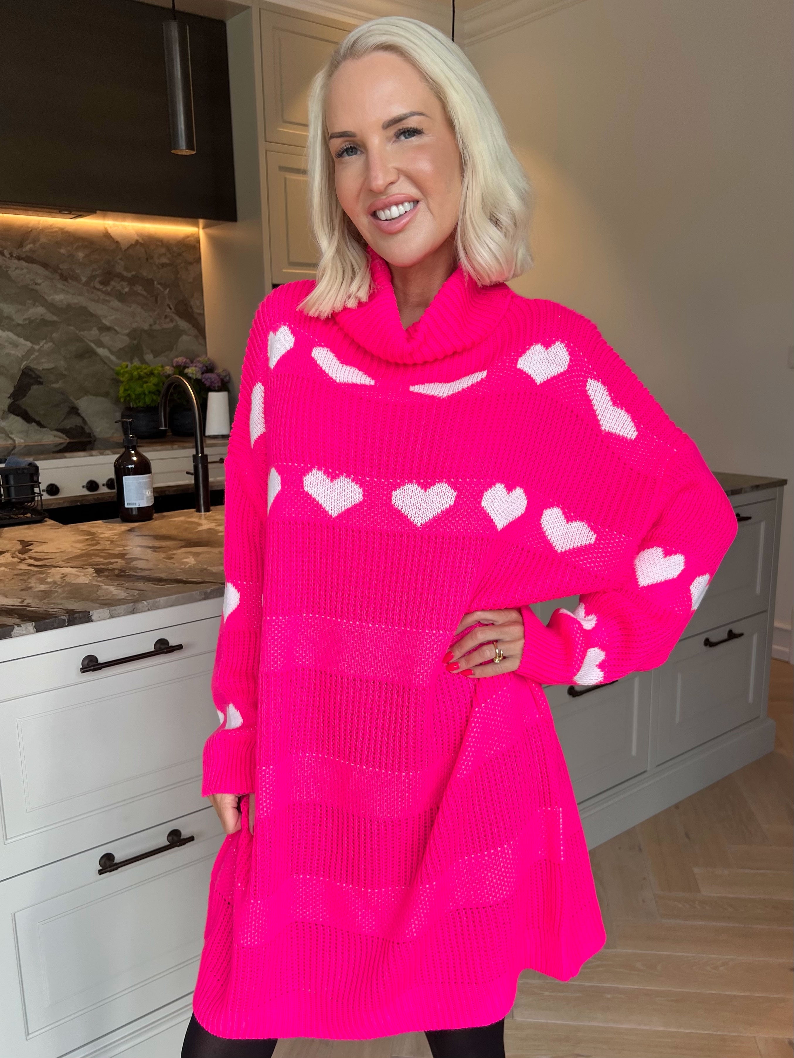 Wendy - Strikkjole med fine hjerter og klassisk rullekrave