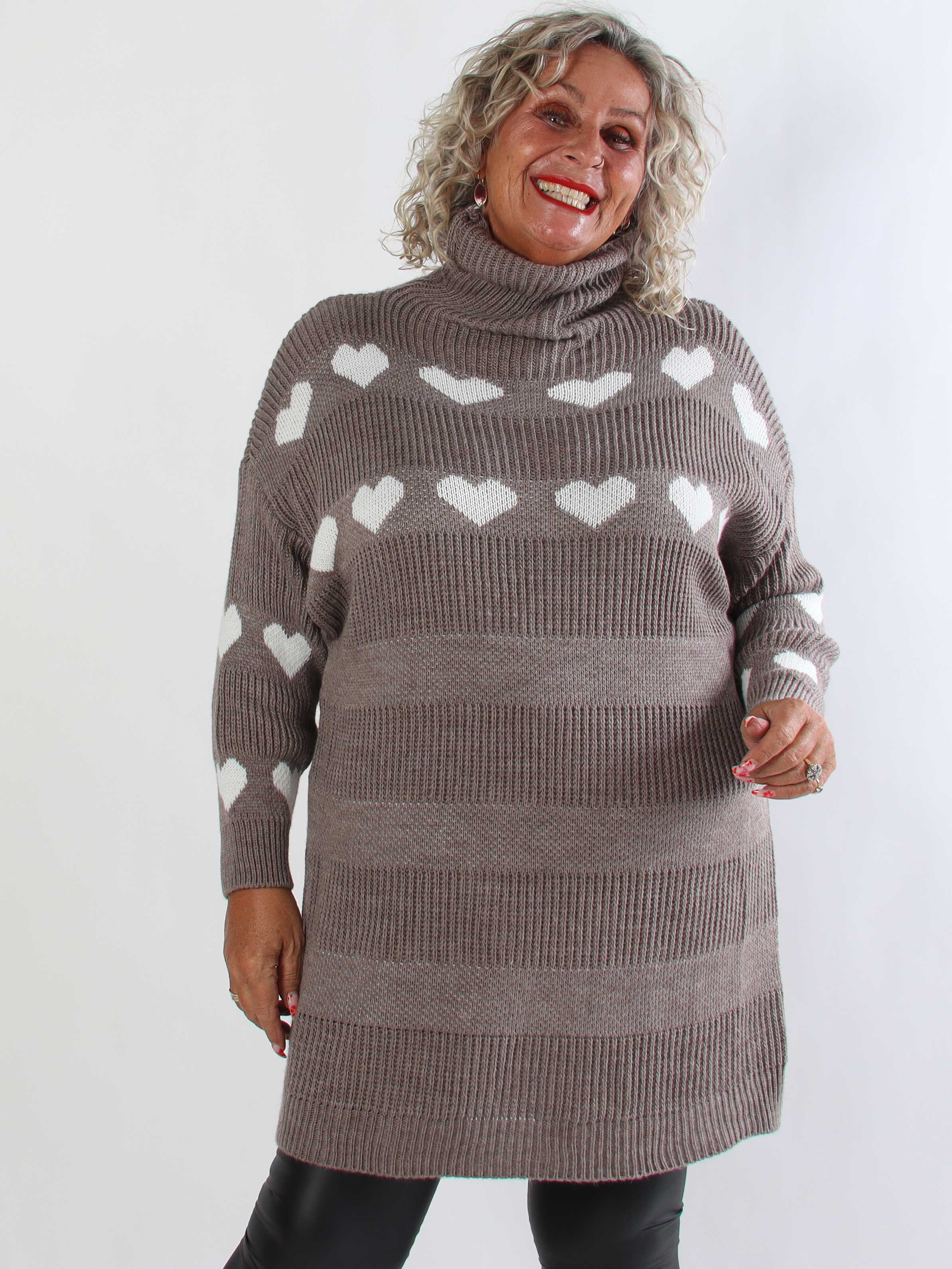 Wendy - Plus size strikkjole med fine hjerter og klassisk rullekrave