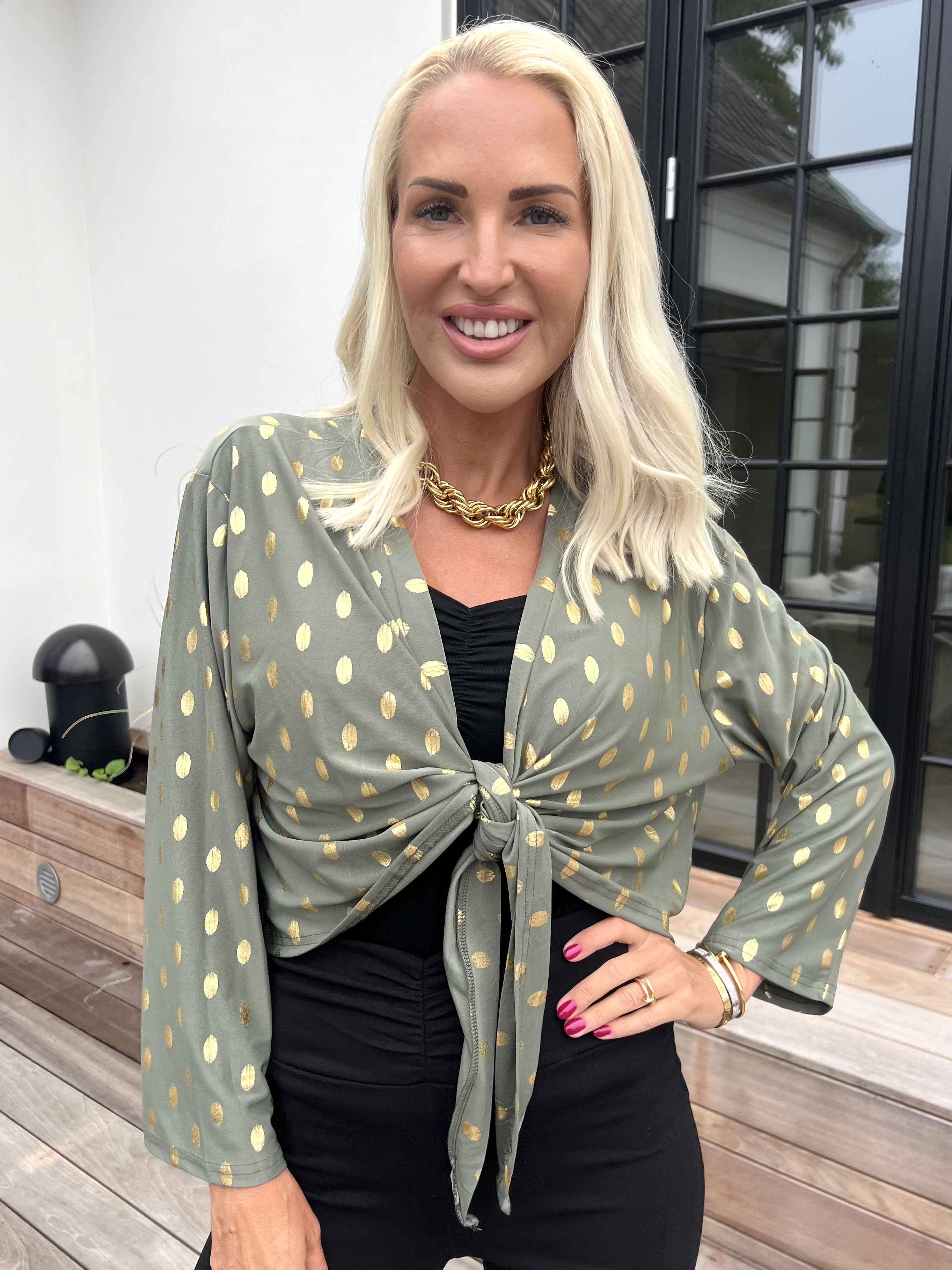 Werena Dot - Kort elastisk kofta med guldfärgade prickar