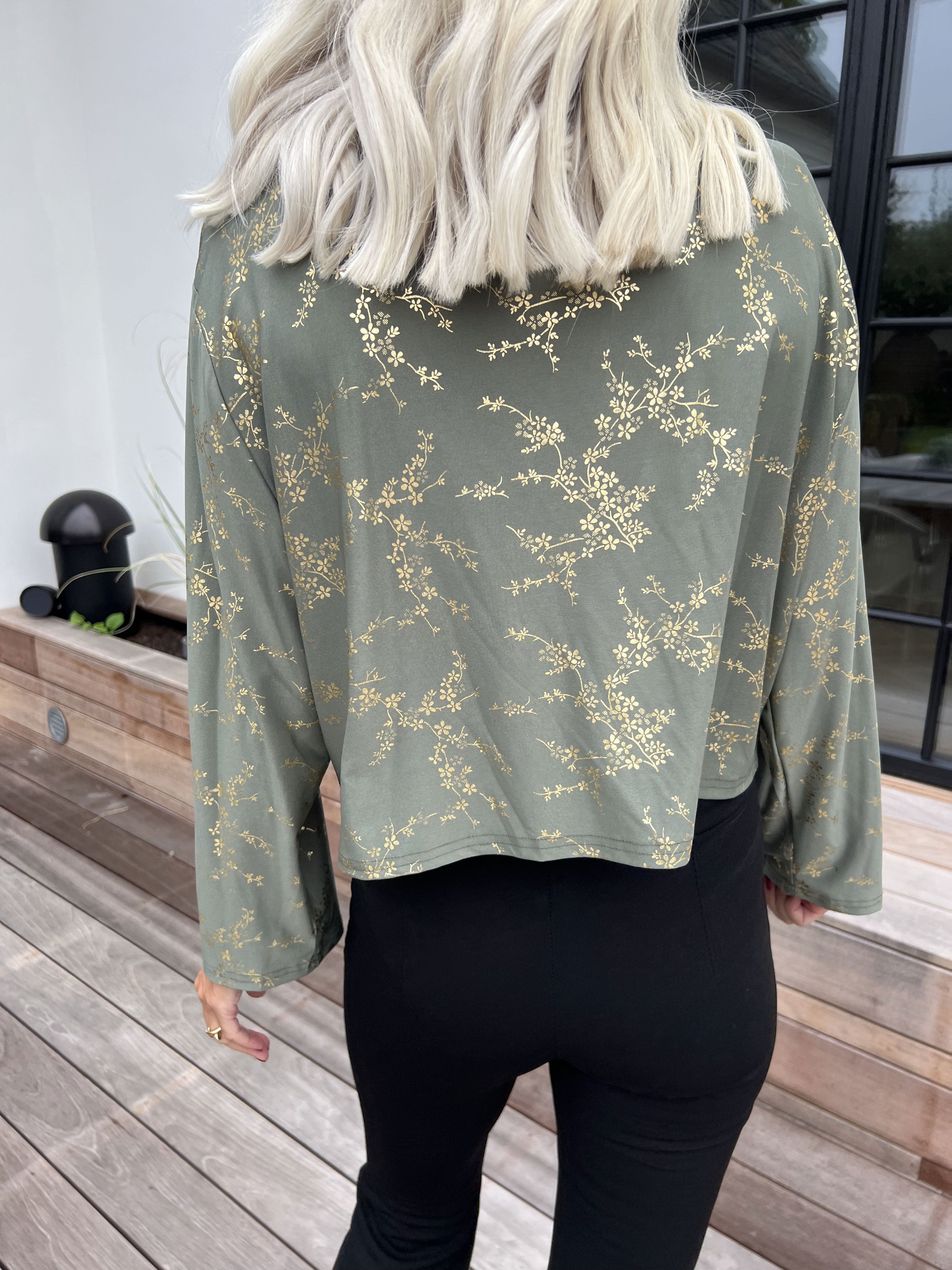 Werena Gold - Kort elastisk kofta med guldfärgade blommor