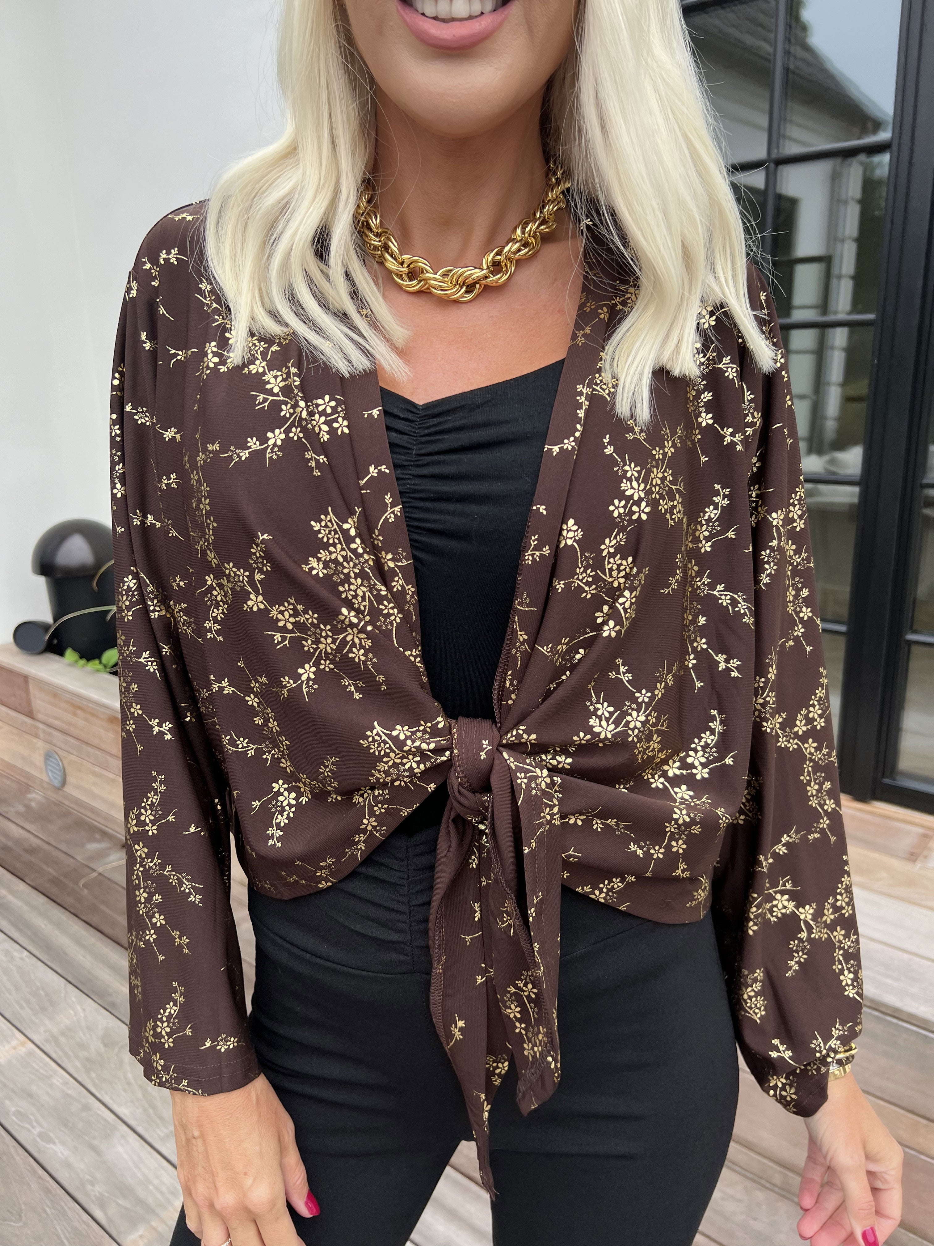Werena Gold - Kort elastisk kofta med guldfärgade blommor