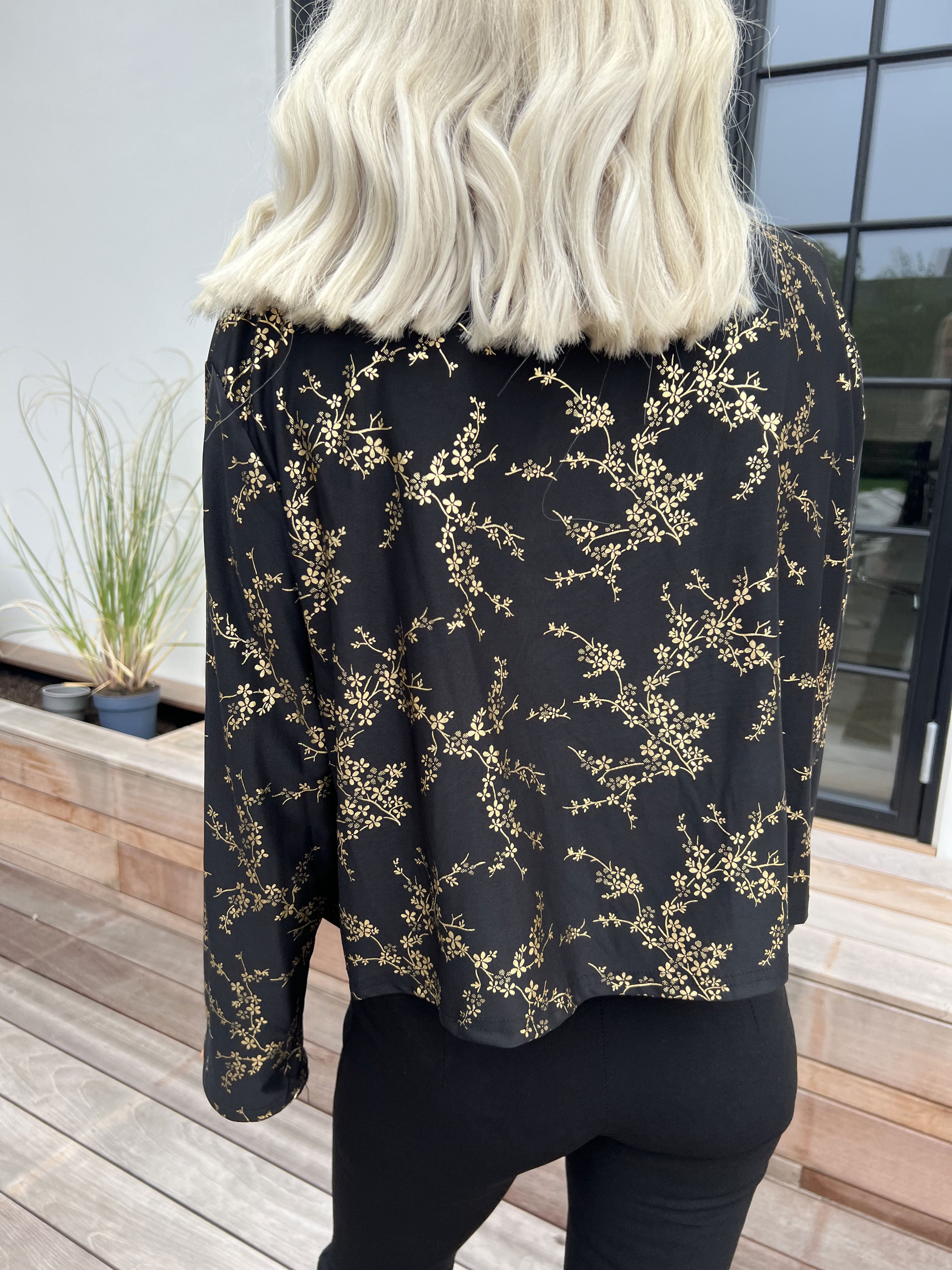 Werena Gold - Kort elastisk kofta med guldfärgade blommor