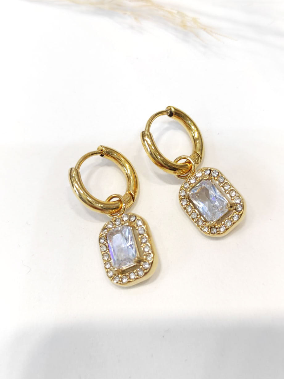 Wilma - Guldfärgade örhängen med imiterad gjutform