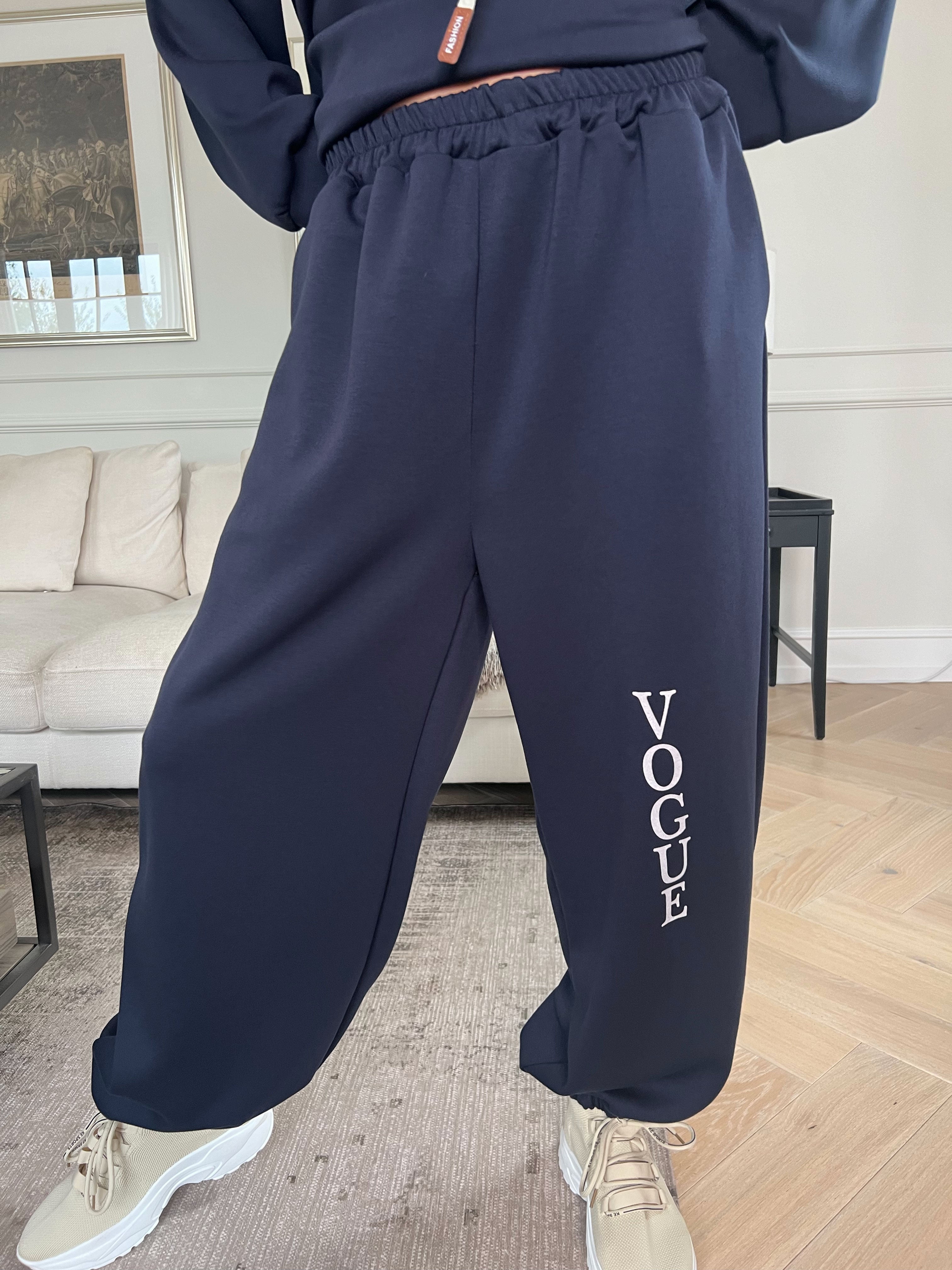 Winona - Blødt oversized joggingsæt i viskose med Vogue stående på bluse og bukser