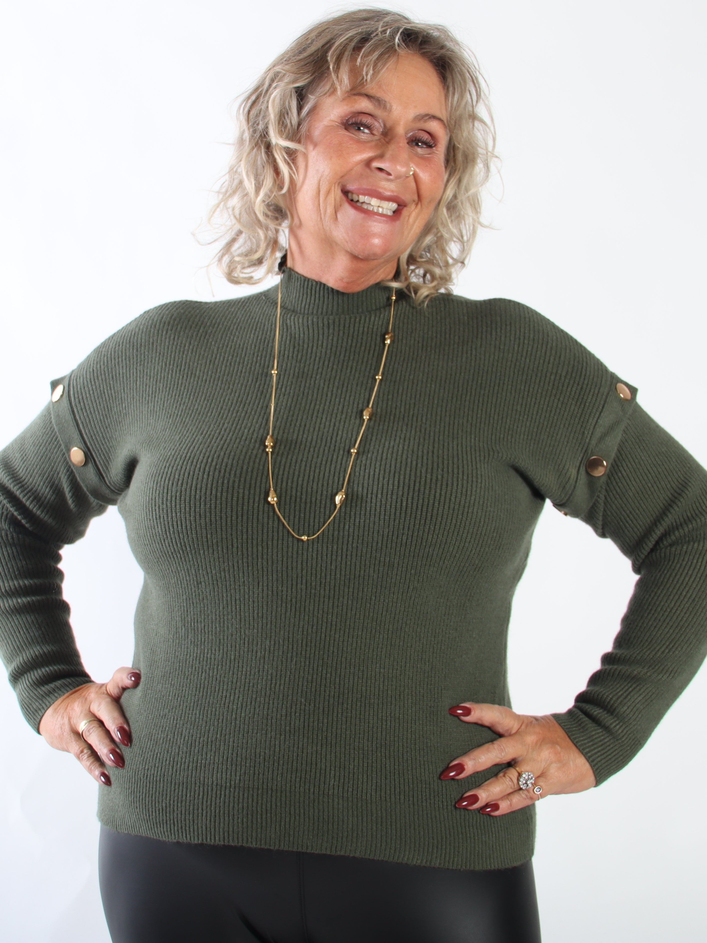Wren - Mjuk ribbstickad tröja i plus size med hög hals och eleganta guldfärgade dekorationsknappar
